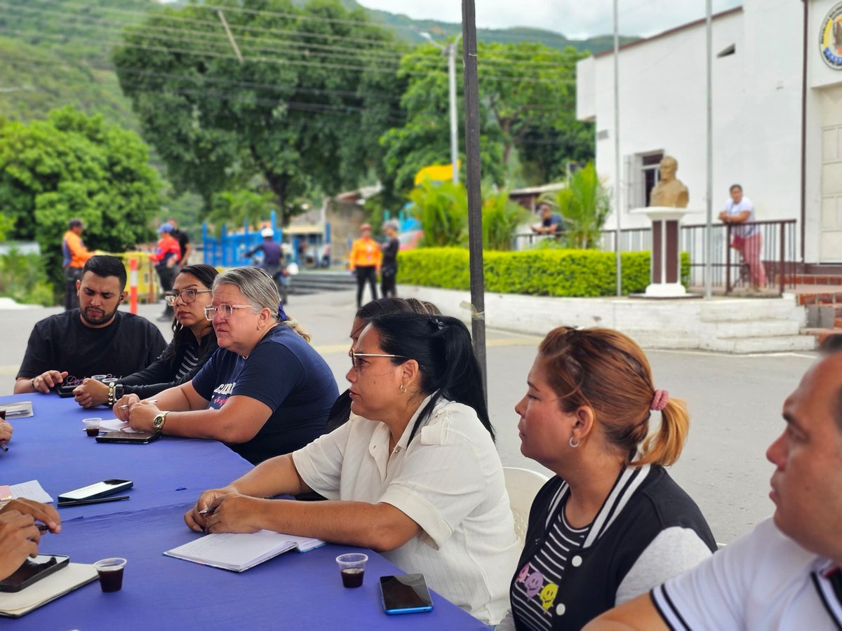 regulolacruz's tweet photo. #30Jun Nos reunimos con el Comando Unificado de Sucesos Adversos de #LasTejerías para impulsar una planificación estratégica y de amplia sensibilidad social para brindar atención integral a las personas afectadas por los sismos del pasado #24Jun 
@delcyrodriguezv @johanitakenpo https://t.co/9YOPyK7e8S