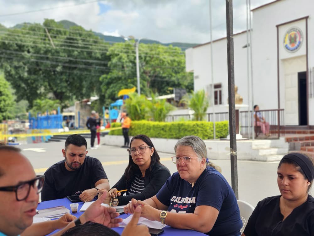 regulolacruz's tweet photo. #30Jun Nos reunimos con el Comando Unificado de Sucesos Adversos de #LasTejerías para impulsar una planificación estratégica y de amplia sensibilidad social para brindar atención integral a las personas afectadas por los sismos del pasado #24Jun 
@delcyrodriguezv @johanitakenpo https://t.co/9YOPyK7e8S