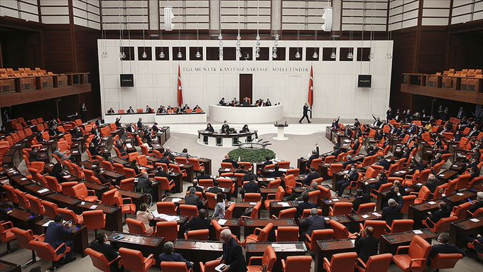 TurkcuPaylasim's tweet photo. Bir vatandaş, TBMM’ye dilekçe verdi:

“Bedelli askerlik ücreti 416 bin lira olarak alınıyorsa, bedelsiz askerlik yapanlara da aynı tutar maaş olarak ödensin.” https://t.co/Tjgw39pnFK
