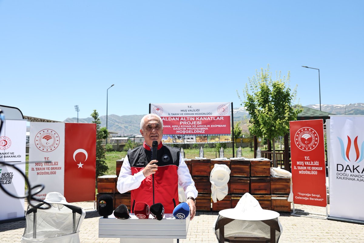 mustarimorman's tweet photo. Muş İl Tarım ve Orman Müdürlüğü olarak, DAKA iş birliğiyle hayata geçirdiğimiz "Baldan Altın Kanatlar Projesi" ile ilimiz arıcılığını modernize ediyor, üreticilerimize güç katıyoruz! 🐝🍯

15.3 Milyon TL bütçeli ve %85 hibe destekli projemizin malzeme dağıtım törenini; Valimiz Sayın Avni Çakır ve protokol üyelerimizin katılımıyla gerçekleştirdik.

🚐 20 gezginci arıcımıza güneş enerjili, tam donanımlı çekme karavan aracı,
🍯 100 kadın çiftçimize ise 1000 adet arılı kovan ile arıcılık ekipmanları teslim edildi.

Emeği geçen tüm paydaşlarımıza teşekkür ediyor, üreticilerimize bereketli bir sezon diliyoruz!

🍯🐝 Üreten, emek veren ve alın teriyle ülkemize değer katan tüm arıcılarımıza hayırlı olsun

https://t.co/pzwIp9QFwx

@ibrahimyumakli
@TCTarim
@TR_HAYGEM
@TCMusValiligi
@Ncttngnc