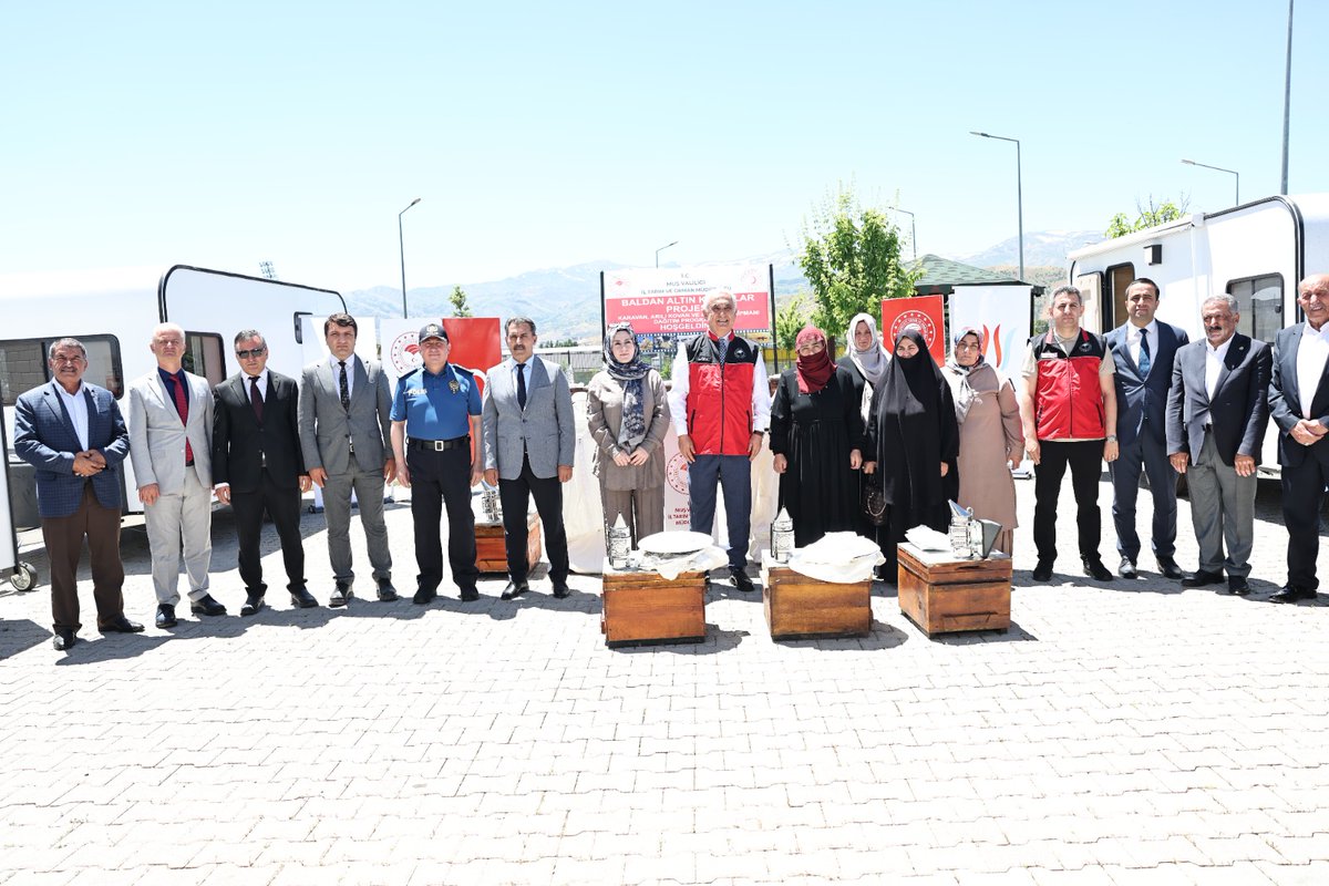mustarimorman's tweet photo. Muş İl Tarım ve Orman Müdürlüğü olarak, DAKA iş birliğiyle hayata geçirdiğimiz "Baldan Altın Kanatlar Projesi" ile ilimiz arıcılığını modernize ediyor, üreticilerimize güç katıyoruz! 🐝🍯

15.3 Milyon TL bütçeli ve %85 hibe destekli projemizin malzeme dağıtım törenini; Valimiz Sayın Avni Çakır ve protokol üyelerimizin katılımıyla gerçekleştirdik.

🚐 20 gezginci arıcımıza güneş enerjili, tam donanımlı çekme karavan aracı,
🍯 100 kadın çiftçimize ise 1000 adet arılı kovan ile arıcılık ekipmanları teslim edildi.

Emeği geçen tüm paydaşlarımıza teşekkür ediyor, üreticilerimize bereketli bir sezon diliyoruz!

🍯🐝 Üreten, emek veren ve alın teriyle ülkemize değer katan tüm arıcılarımıza hayırlı olsun

https://t.co/pzwIp9QFwx

@ibrahimyumakli
@TCTarim
@TR_HAYGEM
@TCMusValiligi
@Ncttngnc