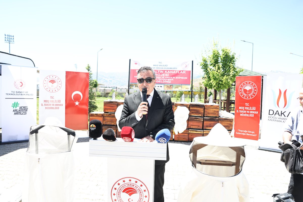 mustarimorman's tweet photo. Muş İl Tarım ve Orman Müdürlüğü olarak, DAKA iş birliğiyle hayata geçirdiğimiz "Baldan Altın Kanatlar Projesi" ile ilimiz arıcılığını modernize ediyor, üreticilerimize güç katıyoruz! 🐝🍯

15.3 Milyon TL bütçeli ve %85 hibe destekli projemizin malzeme dağıtım törenini; Valimiz Sayın Avni Çakır ve protokol üyelerimizin katılımıyla gerçekleştirdik.

🚐 20 gezginci arıcımıza güneş enerjili, tam donanımlı çekme karavan aracı,
🍯 100 kadın çiftçimize ise 1000 adet arılı kovan ile arıcılık ekipmanları teslim edildi.

Emeği geçen tüm paydaşlarımıza teşekkür ediyor, üreticilerimize bereketli bir sezon diliyoruz!

🍯🐝 Üreten, emek veren ve alın teriyle ülkemize değer katan tüm arıcılarımıza hayırlı olsun

https://t.co/pzwIp9QFwx

@ibrahimyumakli
@TCTarim
@TR_HAYGEM
@TCMusValiligi
@Ncttngnc