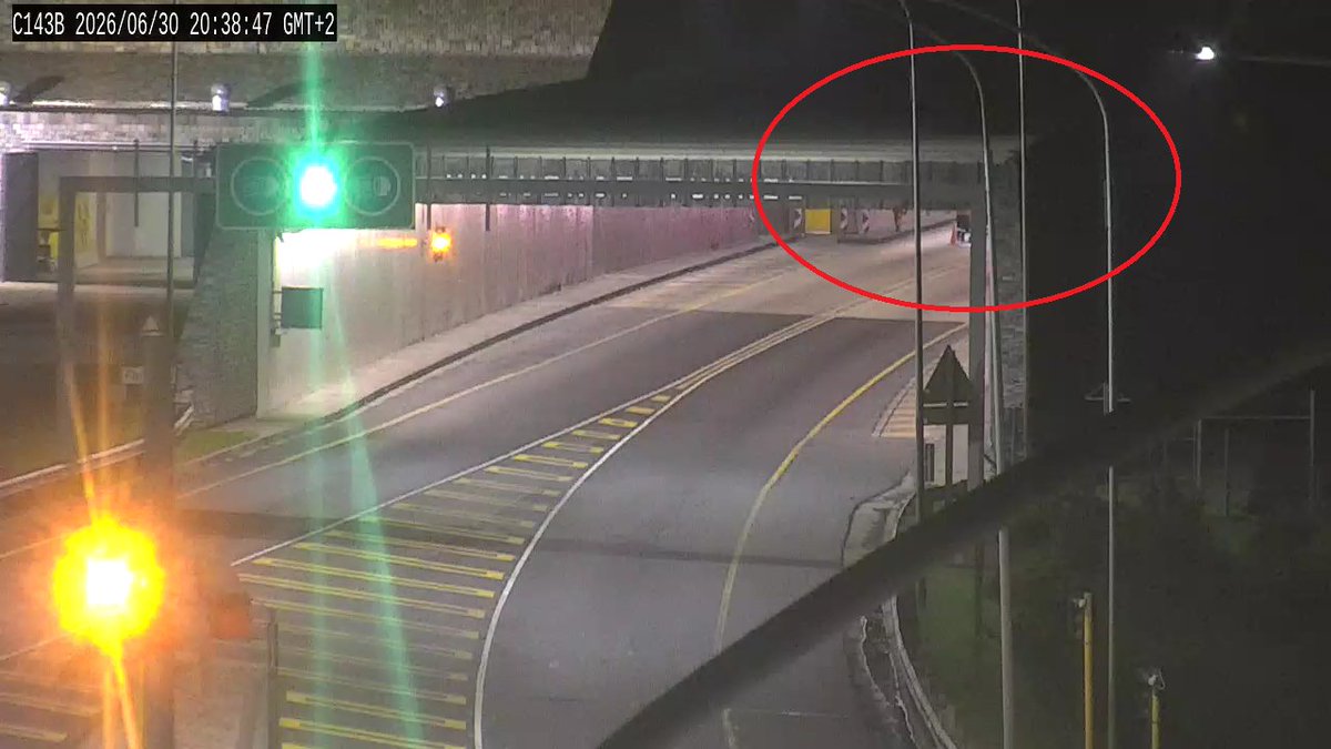 CapeTownFreeway's tweet photo. Roadworks, N1 inbound in Huguenot Tunnel, stop and go system in place, both directions affected, no delays.#SeeAndBeSeen https://t.co/tupwAiG69N