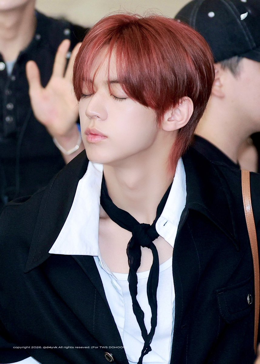 dohunit's tweet photo. he's just a sleepy baby 🫳🫳 https://t.co/WTuSUlUttB