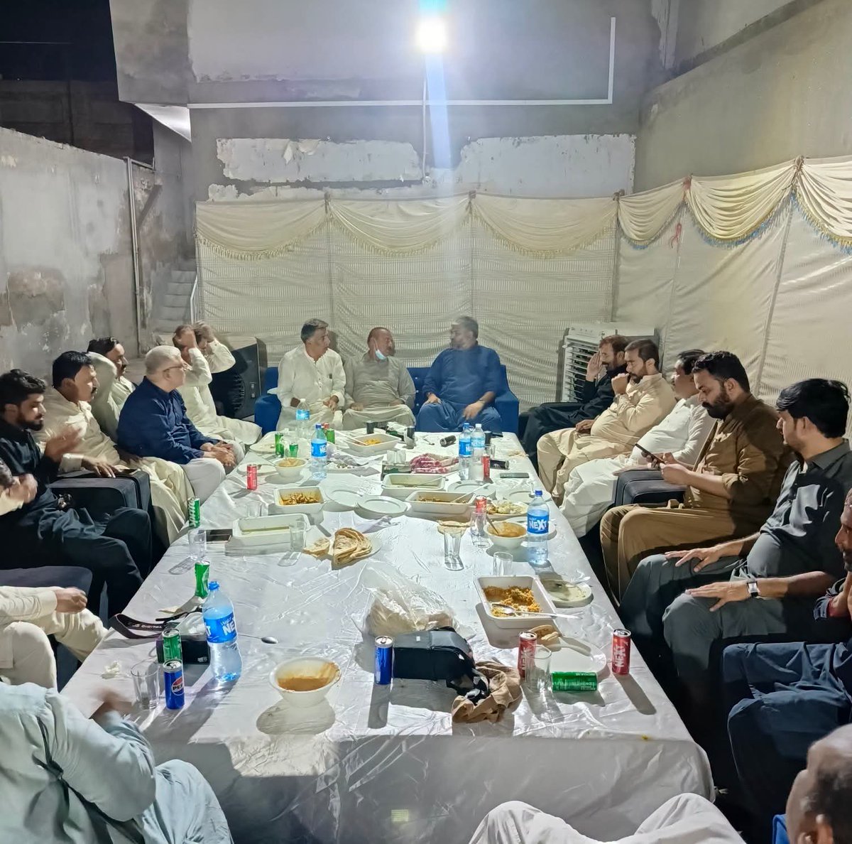 TeamZHQ's tweet photo. مخدوم زادہ زین حسین قریشی کی الحاج محمد رزاق بھٹہ سے ملاقات، حج کی سعادت حاصل کرنے پر دلی مبارکباد پیش کی اور ان کی صحت، قبولِ حج اور مزید خیر و برکت کے لیے نیک تمناؤں کا اظہار کیا۔ https://t.co/bqAb9rRkm1