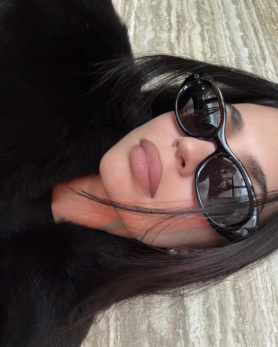 ispreorder's tweet photo. แว่น AI ที่ Meta x Kylie Jenner 💋 มีเลนส์ 3 แบบนะคะ 🕶️ 

#ispreorderofficial #metaxkyliejenner #metaglasses #พรีออเดอร์ #kyliejenner https://t.co/LI3WGVWPzy