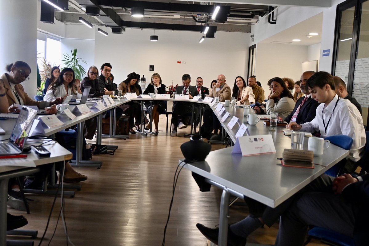 UNFPAColombia's tweet photo. Hoy realizamos la 5.ª Sesión de la Mesa de Cooperación Internacional, un espacio liderado por el Gobierno nacional @CancilleriaCol, @UNFPAColombia y @UEenColombia, para presentar el plan de trabajo 2026 y fortalecer la participación política de las juventudes y su incidencia en las políticas públicas.