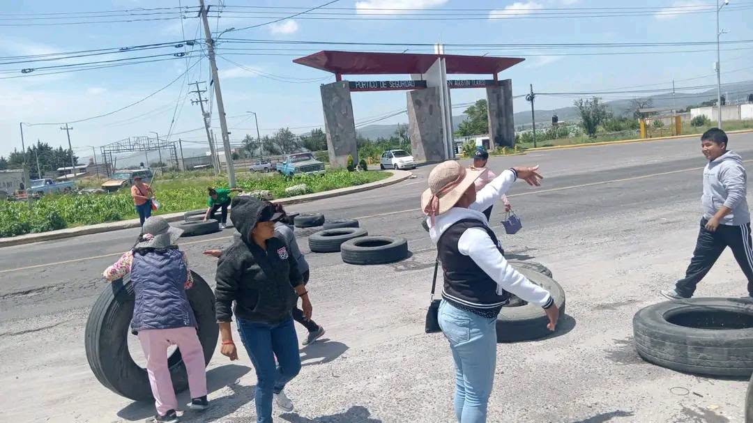 PueblaDiario's tweet photo. Padres y madres de familia mantienen cerrada la carretera #Amozoc-#Acajete a la altura de San Agustín Tlaxco en protesta por la presunta existencia de un punto de venta de gas ilícito cerca de un kínder y una secundaria, exigiendo atención de las autoridades. https://t.co/C06rmFrJFF