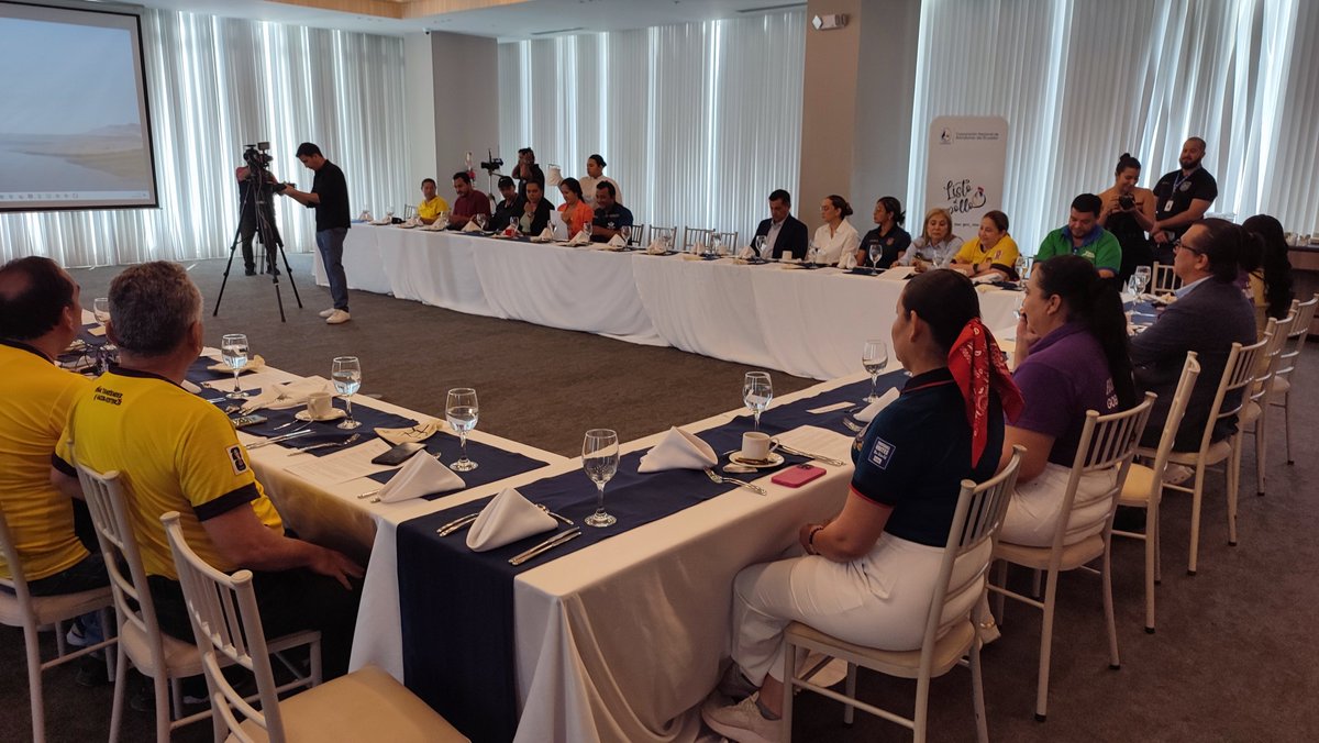 Agricultura_CZ4's tweet photo. #Manabí | Participamos en el lanzamiento de la campaña "El pollo, el campeón de las Proteínas", por parte de @CONAVE_EC, iniciativa para promover los beneficios nutricionales del pollo y destacar la importancia del sector, para el desarrollo económico y social del país. 🇪🇨🇪🇨 https://t.co/mtZMuHmT5r