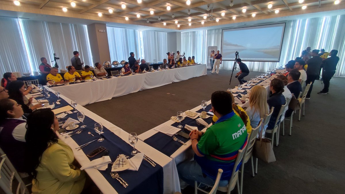 Agricultura_CZ4's tweet photo. #Manabí | Participamos en el lanzamiento de la campaña "El pollo, el campeón de las Proteínas", por parte de @CONAVE_EC, iniciativa para promover los beneficios nutricionales del pollo y destacar la importancia del sector, para el desarrollo económico y social del país. 🇪🇨🇪🇨 https://t.co/mtZMuHmT5r
