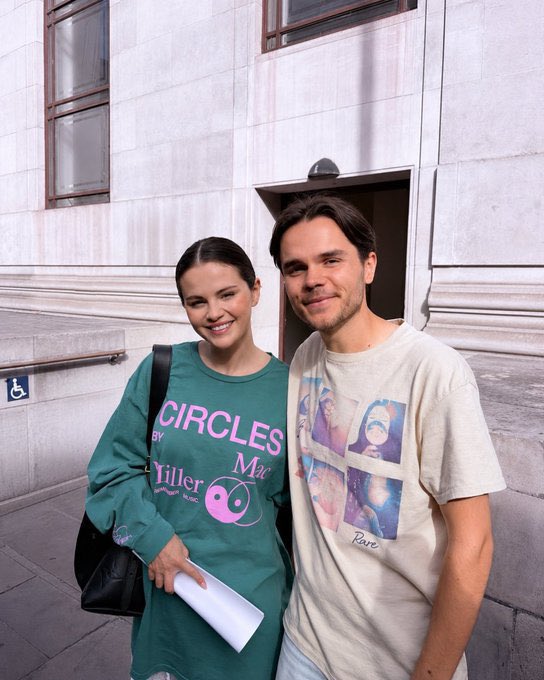 PortalSelenaBR's tweet photo. Selena Gomez com fãs em Londres recentemente. https://t.co/o7ZpbMbAL8