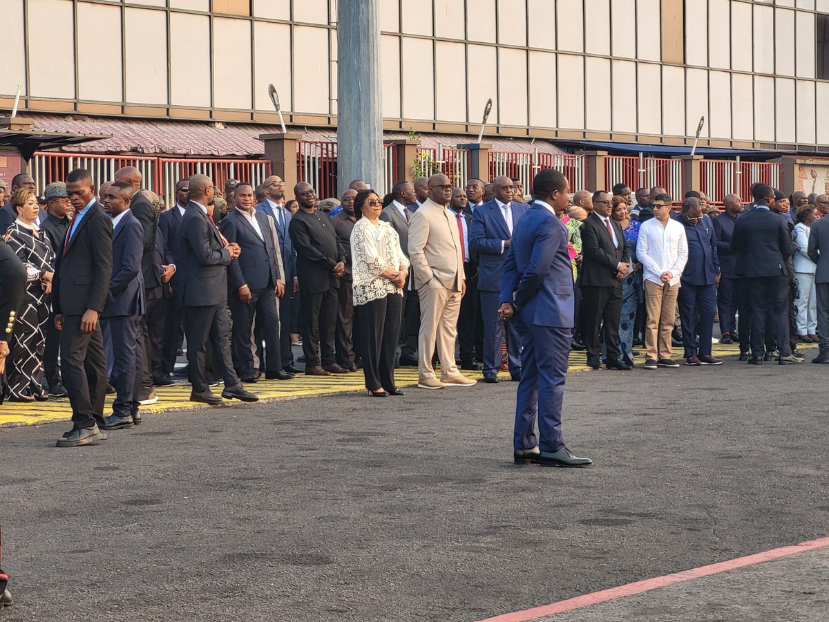 22Chancellatsha's tweet photo. Kinshasa renoue avec son ambition : Une journée historique pour la souveraineté et le développement national. 

En ce jour de célébration du 66e anniversaire de l'indépendance de la République Démocratique du Congo, le Président Félix Antoine Tshisekedi Tshilombo a marqué les esprits par des actes concrets et symboliques, démontrant sa volonté farouche de transformer le visage du pays. Après son discours à la nation, le Chef de l'État a donné le ton d'une gouvernance axée sur le progrès social en inaugurant le train urbain reliant la Gare Centrale à l'aéroport international de N'djili. Cette prouesse infrastructurelle, rendue possible grâce à la réhabilitation d'une voie ferrée abandonnée depuis plus de vingt ans, symbolise le retour d'une ambition nationale longtemps mise en sourdine.

Au cœur de cette dynamique de modernisation, le rôle du Vice-Premier ministre et ministre des Transports, Jean-Pierre Bemba, est à souligner. Par sa rigueur et son implication directe dans la supervision des travaux, il a su traduire la vision présidentielle en réalités tangibles pour les Kinois. L'inauguration de cette ligne ferroviaire, couplée à la modernisation et à l'extension spectaculaires de l'aéroport de N'djili, témoigne d'une synergie efficace entre l'exécutif et son ministère de tutelle, visant à offrir aux citoyens des infrastructures dignes et fonctionnelles.
L'apothéose de cette journée mémorable a eu lieu sur le tarmac de l'aéroport, où le Président Tshisekedi a procédé à la réception officielle d'un nouvel appareil de la compagnie nationale, Air Congo. 

Cet événement dépasse la simple formalité technique : il marque le grand retour de la RDC dans le ciel européen. Dès demain, ce vol inaugural reliera Kinshasa à Bruxelles, une ligne directe qui n'avait plus été exploitée depuis l'époque du Zaïre. C'est une étape cruciale qui rétablit la fierté nationale et renforce les liens diplomatiques et économiques du pays à l'international.
À travers ces réalisations, le Président Félix Tshisekedi confirme que sa politique de bonne gouvernance ne se limite pas à des déclarations d'intention, mais s'inscrit dans une transformation physique et sociale durable de la République.

 En désengorgeant la capitale par le rail et en ouvrant de nouveaux horizons aériens, le Chef de l'État s'attaque directement aux défis du quotidien des Congolais. Ces infrastructures modernes sont autant d'outils destinés à fluidifier les échanges, à booster l'économie locale et à améliorer significativement le bien-être social des populations.
En somme, cette journée du 30 juin 2026 restera gravée dans les annales comme le moment où la RDC a choisi de reprendre son envol. Sous le leadership déterminé de Félix Tshisekedi et l'exécution méthodique de Jean-Pierre Bemba, le pays prouve sa résilience et sa capacité à se reconstruire. Entre la réactivation de voies ferrées oubliées et le retour historique de la compagnie nationale sur les routes européennes, le Congo avance résolument vers une ère de modernité, de souveraineté retrouvée et d'espoir partagé par tout un peuple.

Images à suivre demain sur toutes nos plate-formes. 
 
Chancella Tshala.
