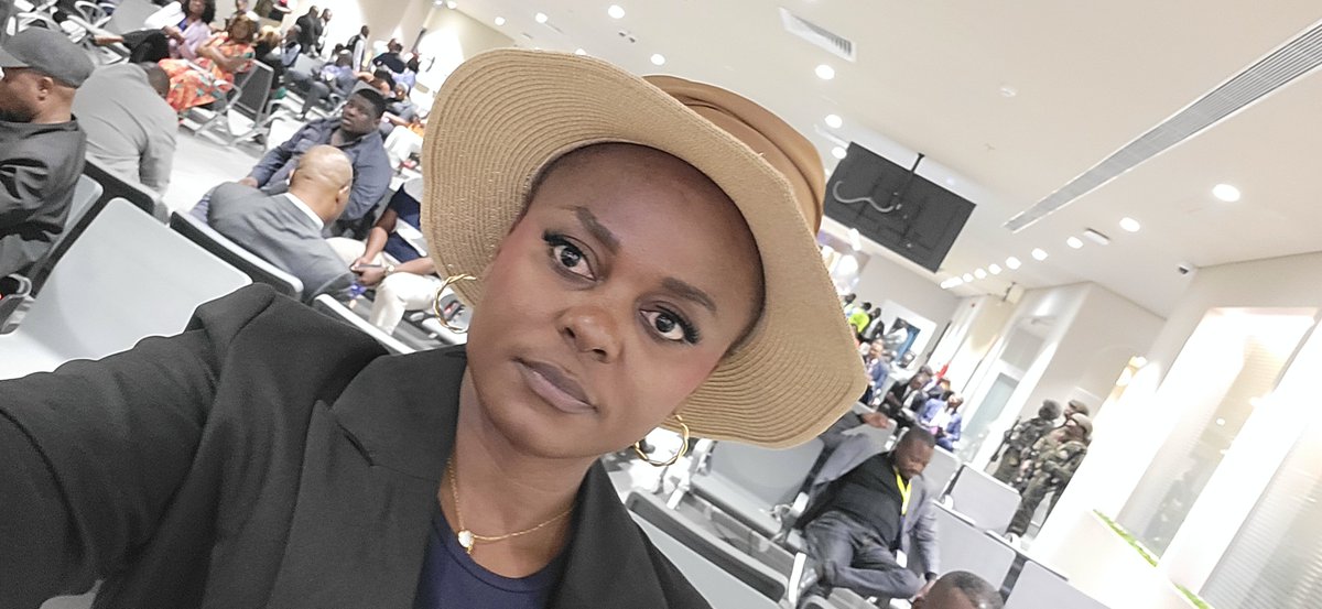 22Chancellatsha's tweet photo. Kinshasa renoue avec son ambition : Une journée historique pour la souveraineté et le développement national. 

En ce jour de célébration du 66e anniversaire de l'indépendance de la République Démocratique du Congo, le Président Félix Antoine Tshisekedi Tshilombo a marqué les esprits par des actes concrets et symboliques, démontrant sa volonté farouche de transformer le visage du pays. Après son discours à la nation, le Chef de l'État a donné le ton d'une gouvernance axée sur le progrès social en inaugurant le train urbain reliant la Gare Centrale à l'aéroport international de N'djili. Cette prouesse infrastructurelle, rendue possible grâce à la réhabilitation d'une voie ferrée abandonnée depuis plus de vingt ans, symbolise le retour d'une ambition nationale longtemps mise en sourdine.

Au cœur de cette dynamique de modernisation, le rôle du Vice-Premier ministre et ministre des Transports, Jean-Pierre Bemba, est à souligner. Par sa rigueur et son implication directe dans la supervision des travaux, il a su traduire la vision présidentielle en réalités tangibles pour les Kinois. L'inauguration de cette ligne ferroviaire, couplée à la modernisation et à l'extension spectaculaires de l'aéroport de N'djili, témoigne d'une synergie efficace entre l'exécutif et son ministère de tutelle, visant à offrir aux citoyens des infrastructures dignes et fonctionnelles.
L'apothéose de cette journée mémorable a eu lieu sur le tarmac de l'aéroport, où le Président Tshisekedi a procédé à la réception officielle d'un nouvel appareil de la compagnie nationale, Air Congo. 

Cet événement dépasse la simple formalité technique : il marque le grand retour de la RDC dans le ciel européen. Dès demain, ce vol inaugural reliera Kinshasa à Bruxelles, une ligne directe qui n'avait plus été exploitée depuis l'époque du Zaïre. C'est une étape cruciale qui rétablit la fierté nationale et renforce les liens diplomatiques et économiques du pays à l'international.
À travers ces réalisations, le Président Félix Tshisekedi confirme que sa politique de bonne gouvernance ne se limite pas à des déclarations d'intention, mais s'inscrit dans une transformation physique et sociale durable de la République.

 En désengorgeant la capitale par le rail et en ouvrant de nouveaux horizons aériens, le Chef de l'État s'attaque directement aux défis du quotidien des Congolais. Ces infrastructures modernes sont autant d'outils destinés à fluidifier les échanges, à booster l'économie locale et à améliorer significativement le bien-être social des populations.
En somme, cette journée du 30 juin 2026 restera gravée dans les annales comme le moment où la RDC a choisi de reprendre son envol. Sous le leadership déterminé de Félix Tshisekedi et l'exécution méthodique de Jean-Pierre Bemba, le pays prouve sa résilience et sa capacité à se reconstruire. Entre la réactivation de voies ferrées oubliées et le retour historique de la compagnie nationale sur les routes européennes, le Congo avance résolument vers une ère de modernité, de souveraineté retrouvée et d'espoir partagé par tout un peuple.

Images à suivre demain sur toutes nos plate-formes. 
 
Chancella Tshala.