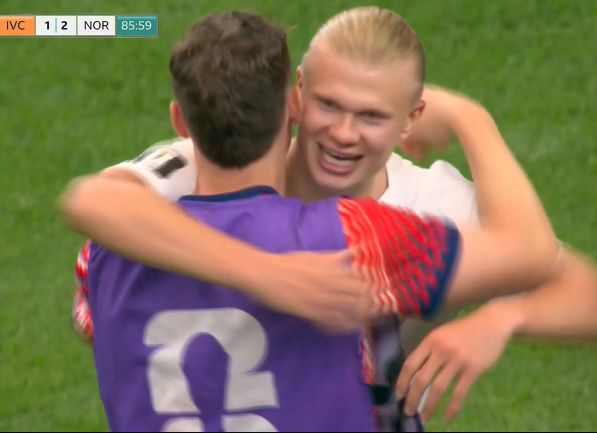 CfcDan_01's tweet photo. Haaland dad’s reaction after he scored the goal that could be the winner for Norway. https://t.co/vmlqxrTiGn