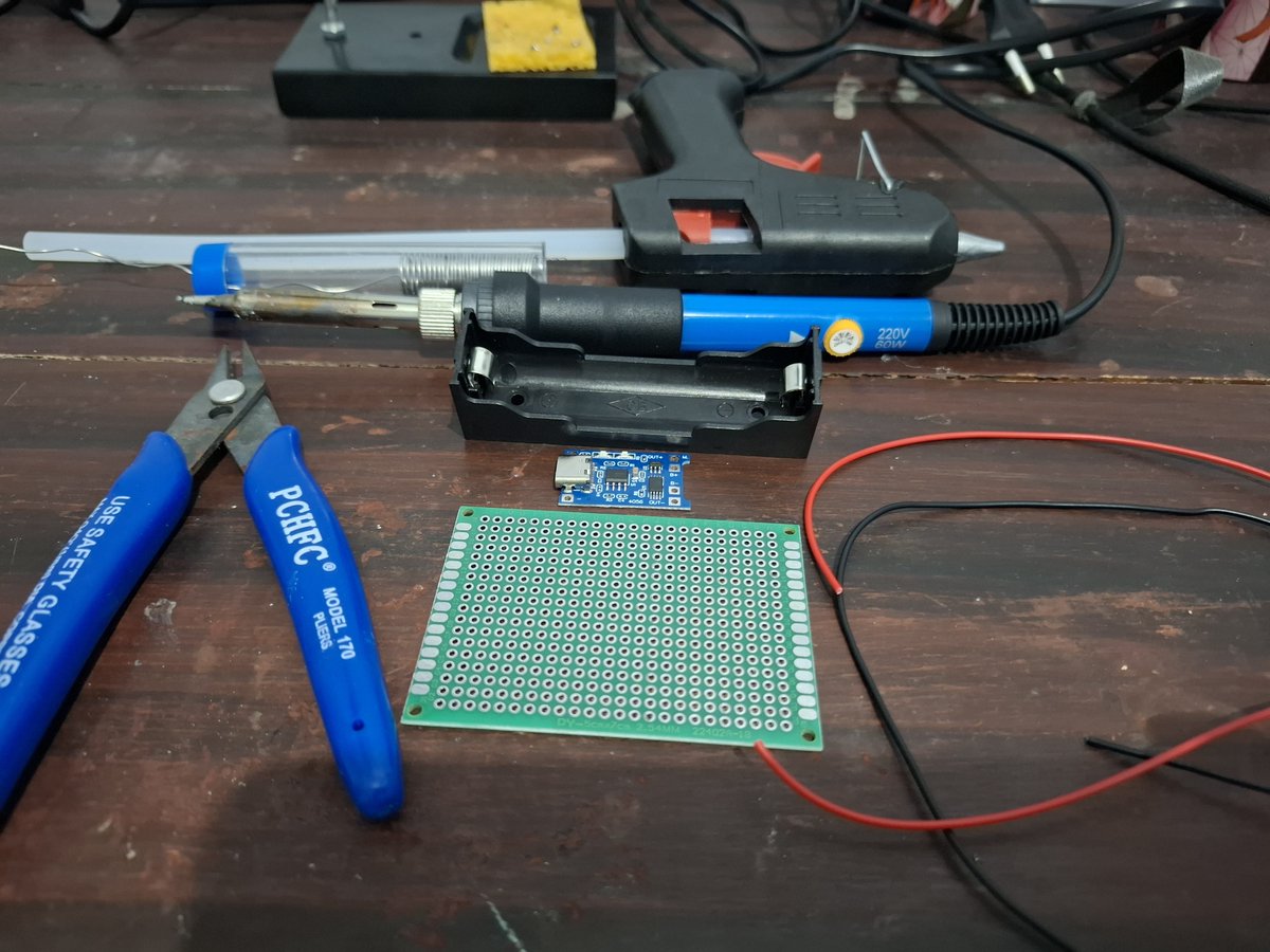 rob0ticrash's tweet photo. Belajar sambil nyiapin konten YouTube pertama. 

DIY 18650 charger with TP4056 🔋 https://t.co/AvsggmzAuE
