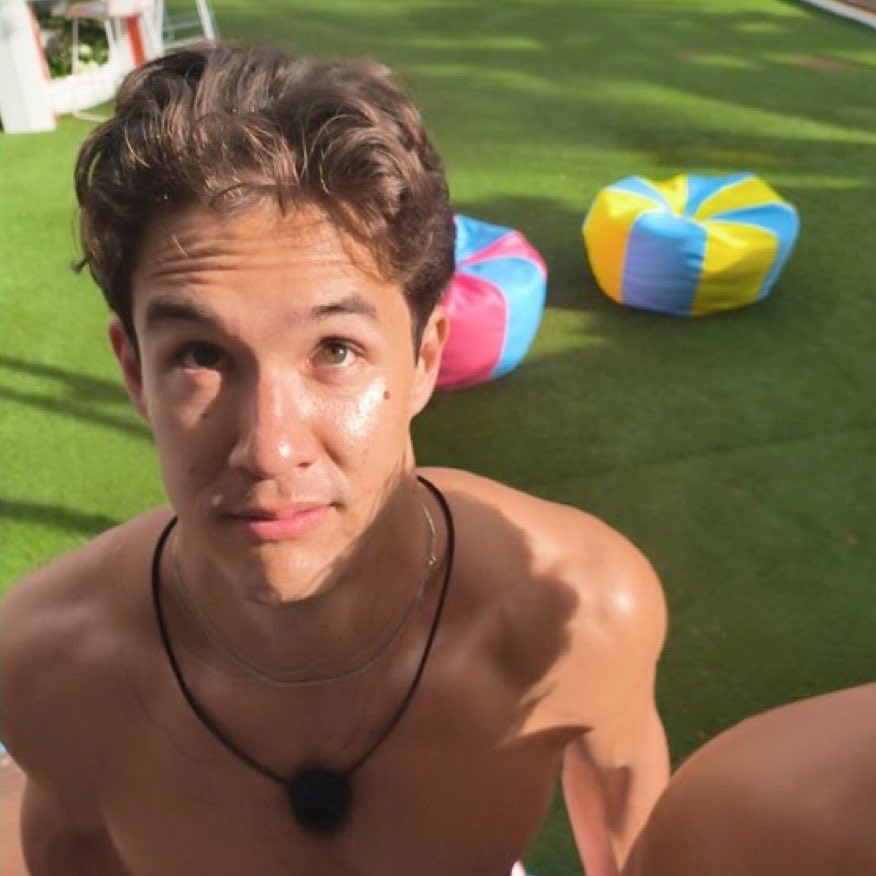 𝓭 is watching li 🏝️ tweet media