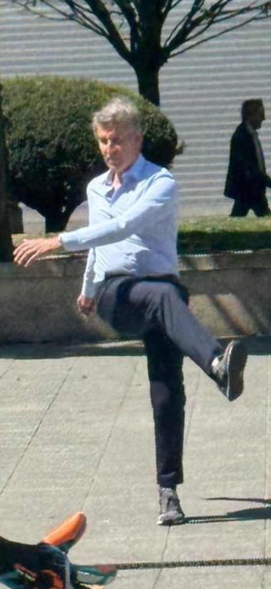 JoseArocaALC's tweet photo. Aprovecho la cagada de Feijóo con la Ley de Nietos para recordar que llevamos una semana hablando de su patrimonio porque el mismo sacó el tema al preguntar al presidente en el congreso. 
Un brindis por esa neurona recalentada 🥂 https://t.co/CgU1Odsdko