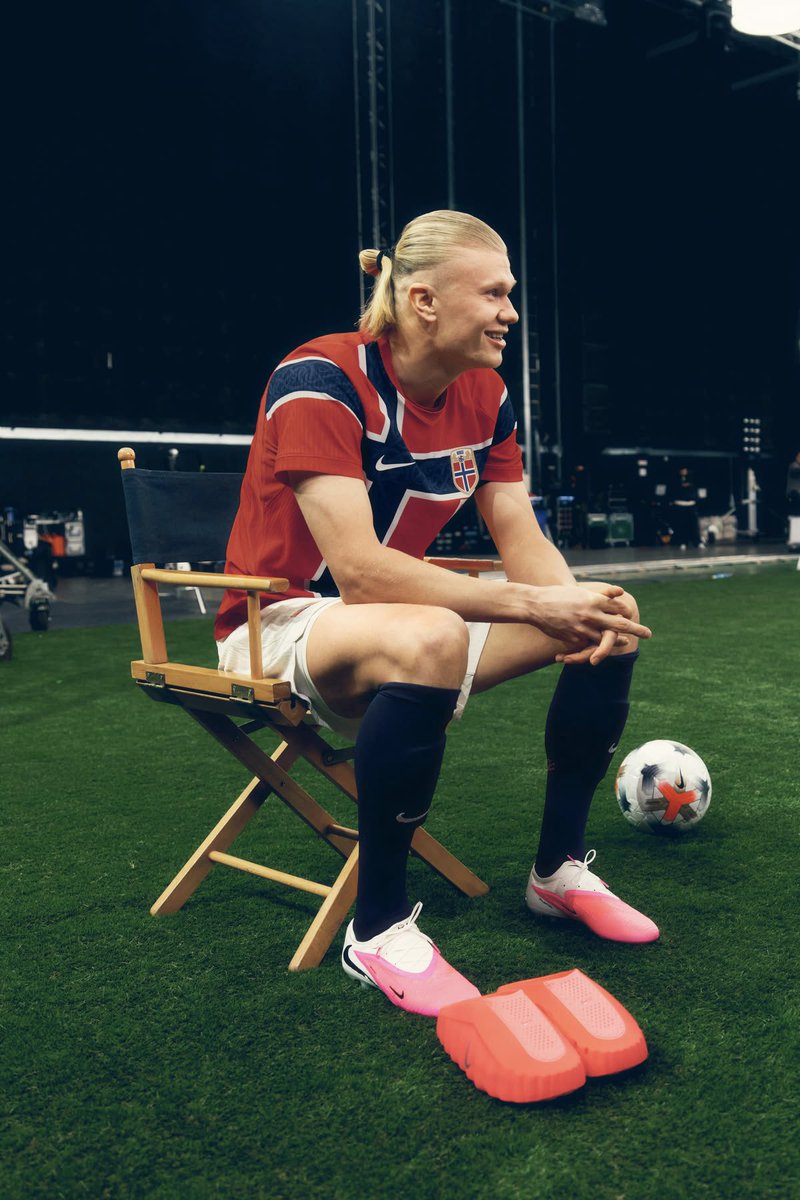Grandsoncr7's tweet photo. 🚨 Erling Haaland: 

“Cristiano Ronaldo is my idol. He’s the greatest of all time. Every goal I score is a thank you to him, because he’s the reason I’m where I am today as a footballer. I would love to meet him and tell him that I am a footballer thanks to him. For me, he was always a role model.”