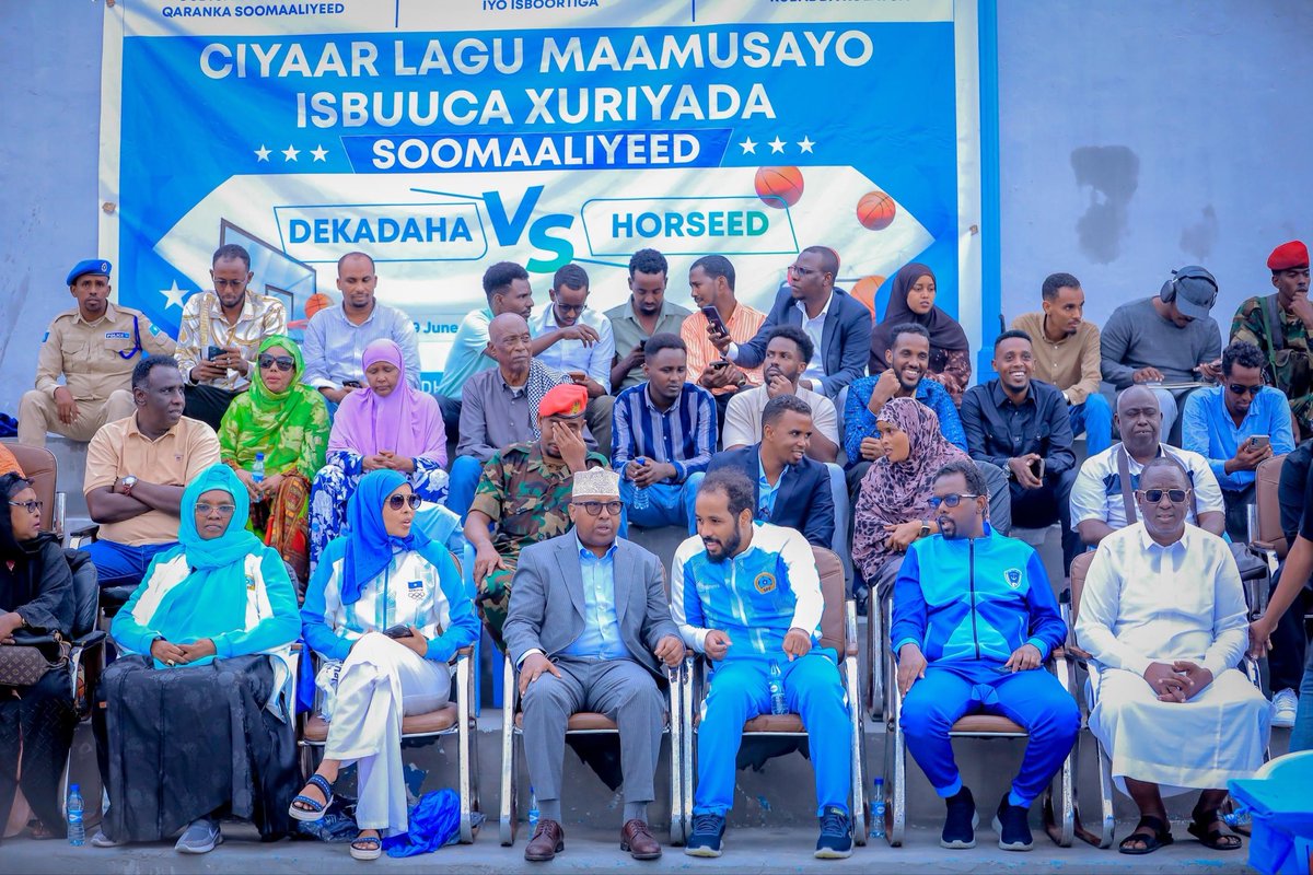 MPortAuthority's tweet photo. Garoonka Wiish Stadium waxaa lagu qabtay ciyaar kubadda koleyga ah oo dhex martay naadiyada Dekedda iyo Horseed, taas oo qeyb ka ahayd munaasabadaha Toddobaadka Xorriyadda, laguna maamuusayay maalmaha taariikhiga ah ee 26-ka Juun iyo 1-da Luulyo.

Ka hor ciyaarta, Wasiirka Wasaaradda Dhallinyarada iyo Isboortiga JFS Mudane Mohamed Abdulkadir Ali-hashi ayaa Garoonka Wiish ku soo dhoweeyay Wasiirka Arrimaha Gudaha, Federaalka iyo Dib-u-heshiisiinta JFS, Mudane Hon Ali Yusuf Ali - Xoosh, oo ah Guddoomiyaha Guddiga Qabanqaabada Toddobaadka Xorriyadda, Wasiirka Gaashaandhigga JFS Mudane Ahmed Moallim Fiqi, iyo Wasiiru Dowlaha Wasaaradda Dekedaha iyo Gaadiidka Badda JFS Mudane Mohamed Abdulkadir Dhucle 

Munaasabadda waxaa sidoo kale ka qeyb galay Wasiir Ku-xigeenka Wasaaradda Dhallinyarada iyo Isboortiga, Guddoomiyaha KMG ah ee Guddiga Olombikada Soomaaliyeed, masuuliyiinta Xiriirka Soomaaliyeed ee Kubadda Koleyga iyo xubno kale oo ka tirsan bahda isboortiga.

Munaasabaddan ayaa muujisay doorka muhiimka ah ee isboortigu ku leeyahay xoojinta midnimada, waddaniyadda iyo dabaaldegga maalmaha taariikhiga ah ee xorriyadda Soomaaliya.