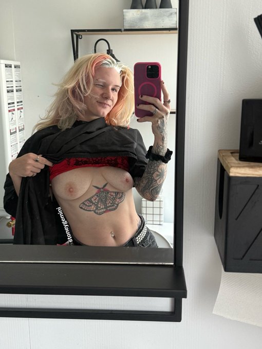 StoneyGemini 🖤 - imma feel so sexy with my fresh hair!!! eeeppp!!💖 https://t.co/aNITkoAUFV
