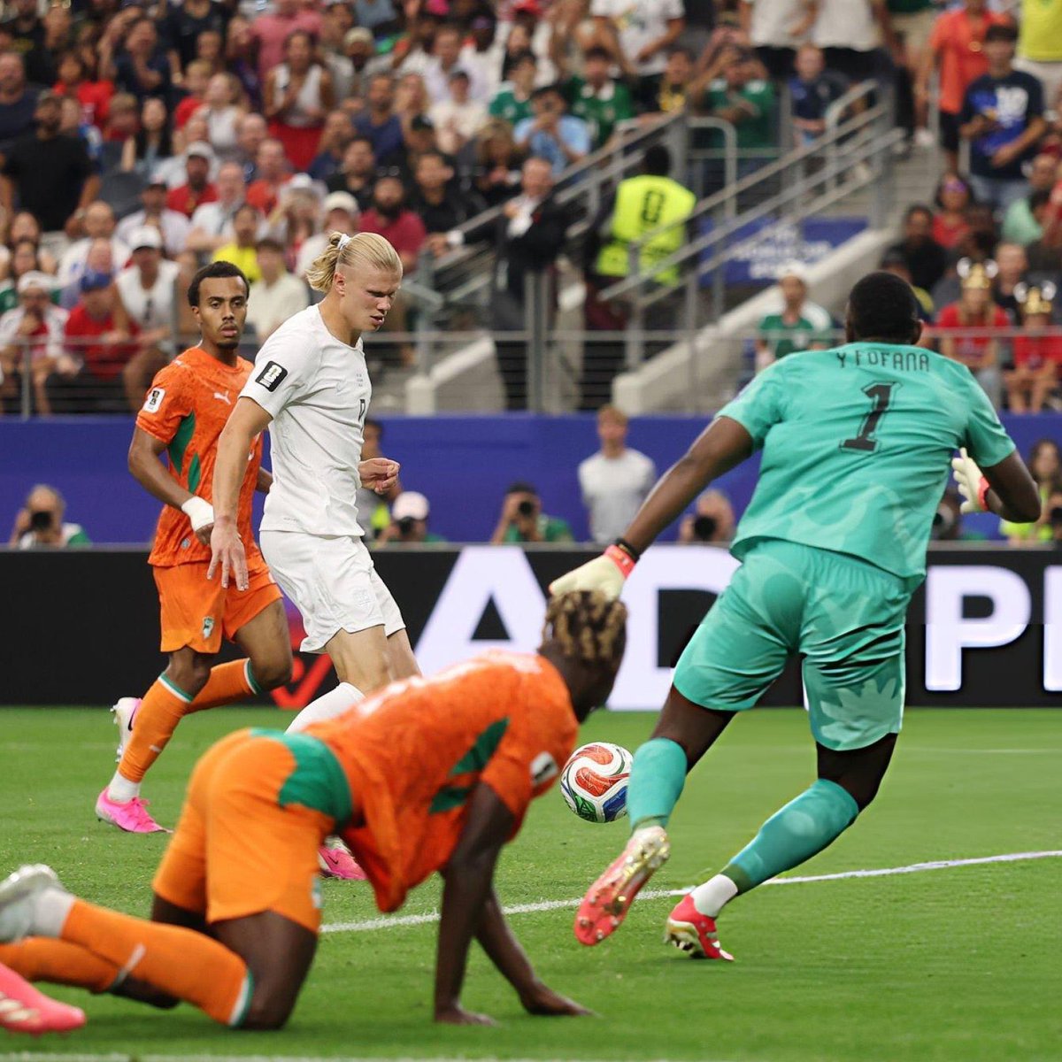 highlightplugg's tweet photo. Haaland gives Norway the lead 🇳🇴🔥

Erling Haaland scores late against Ivory Coast in the World Cup Round of 32.

Big player. Big moment.

#Haaland #WorldCup2026 #Norway https://t.co/UWelP6LNOv