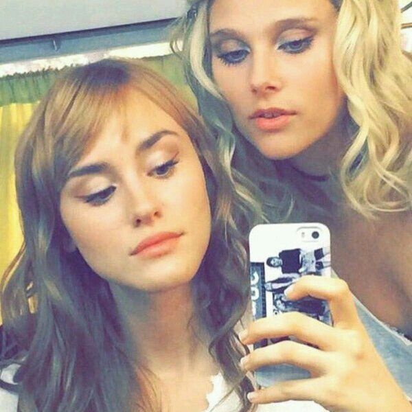 acervosoyluna's tweet photo. elas... elas... elas não estarão presentes no casamento da melhor amiga delas... https://t.co/gYqHvRyT2o