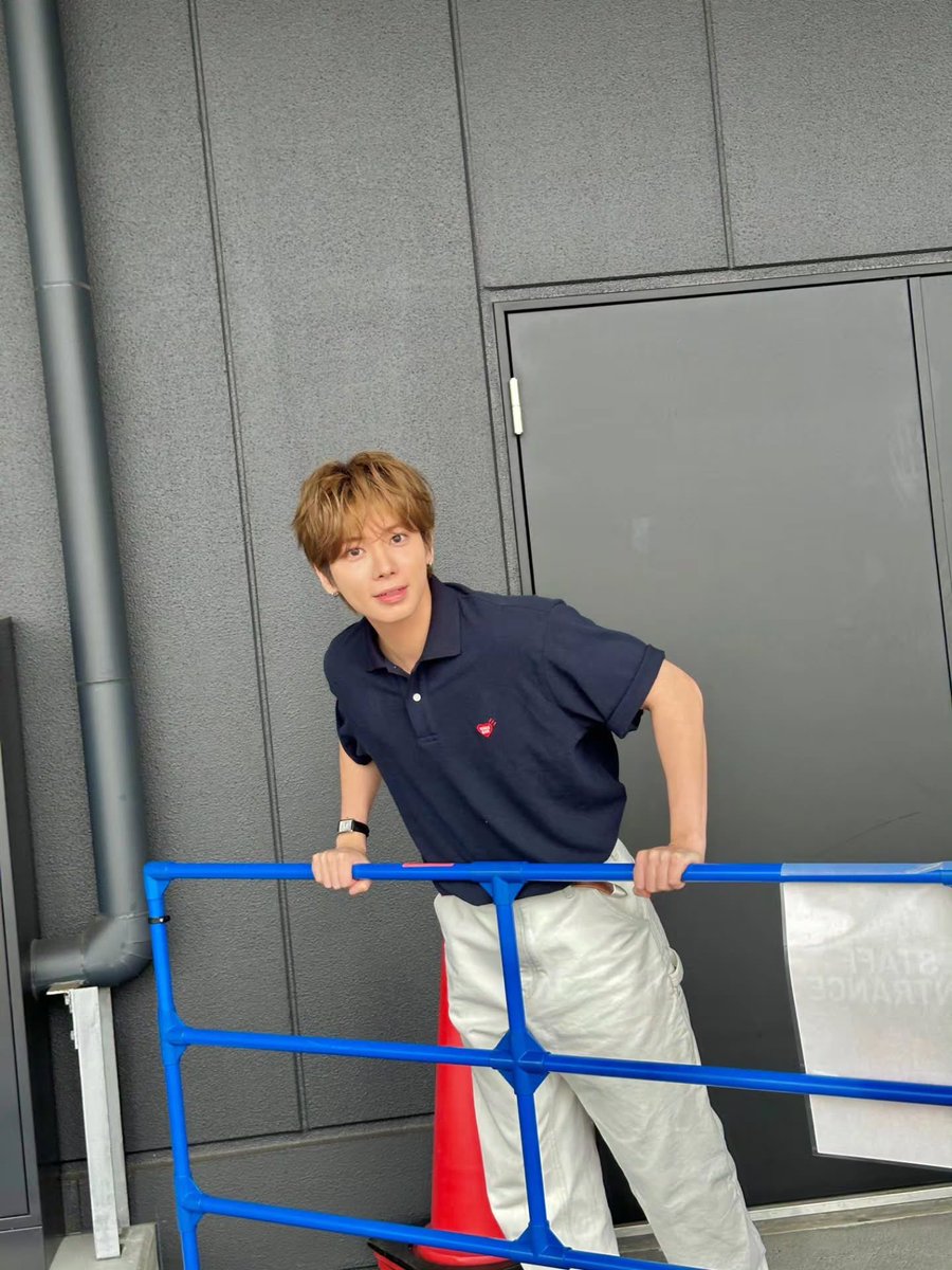 kazucoco320th's tweet photo. オタクがサウチェ並んでる時に遠くから観察してるのほんと…😭😭
この後めっちゃ近くで会えたからそん時の笑顔思い出しちゃって深夜に悶絶😇😇
寝れない…

(ちなみにテヒョンがいる場所は関係者エリアらしいです) https://t.co/CGGwhvBJgK