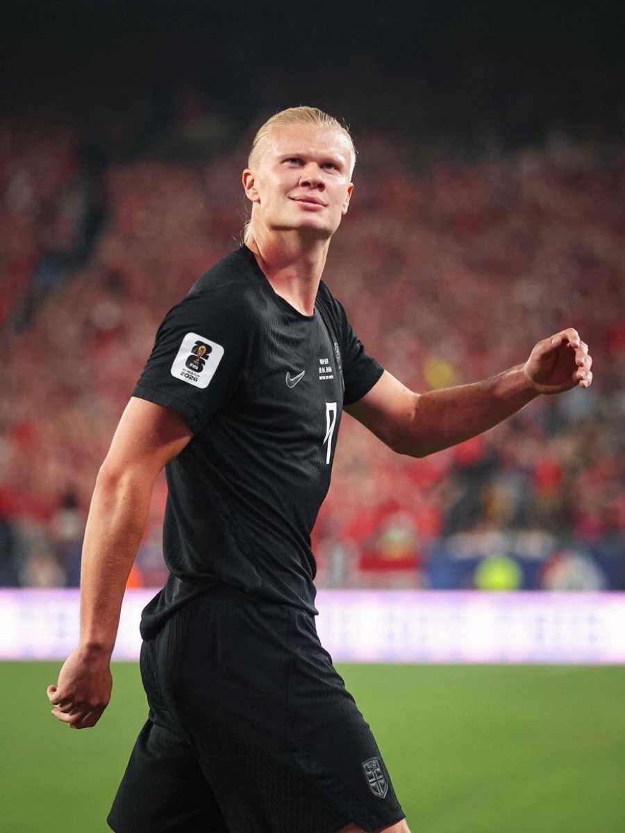 UniversoCelest's tweet photo. Erling Haaland ya tiene mas goles (1) en fase eliminatoria de mundial que Cristiano Ronaldo (0).

El noruego esta jugando su primer mundial, mientras que el portugués ya jugo 6. Si, seis mundiales y cero goles en fase eliminatoria. https://t.co/MzRQsNnMch