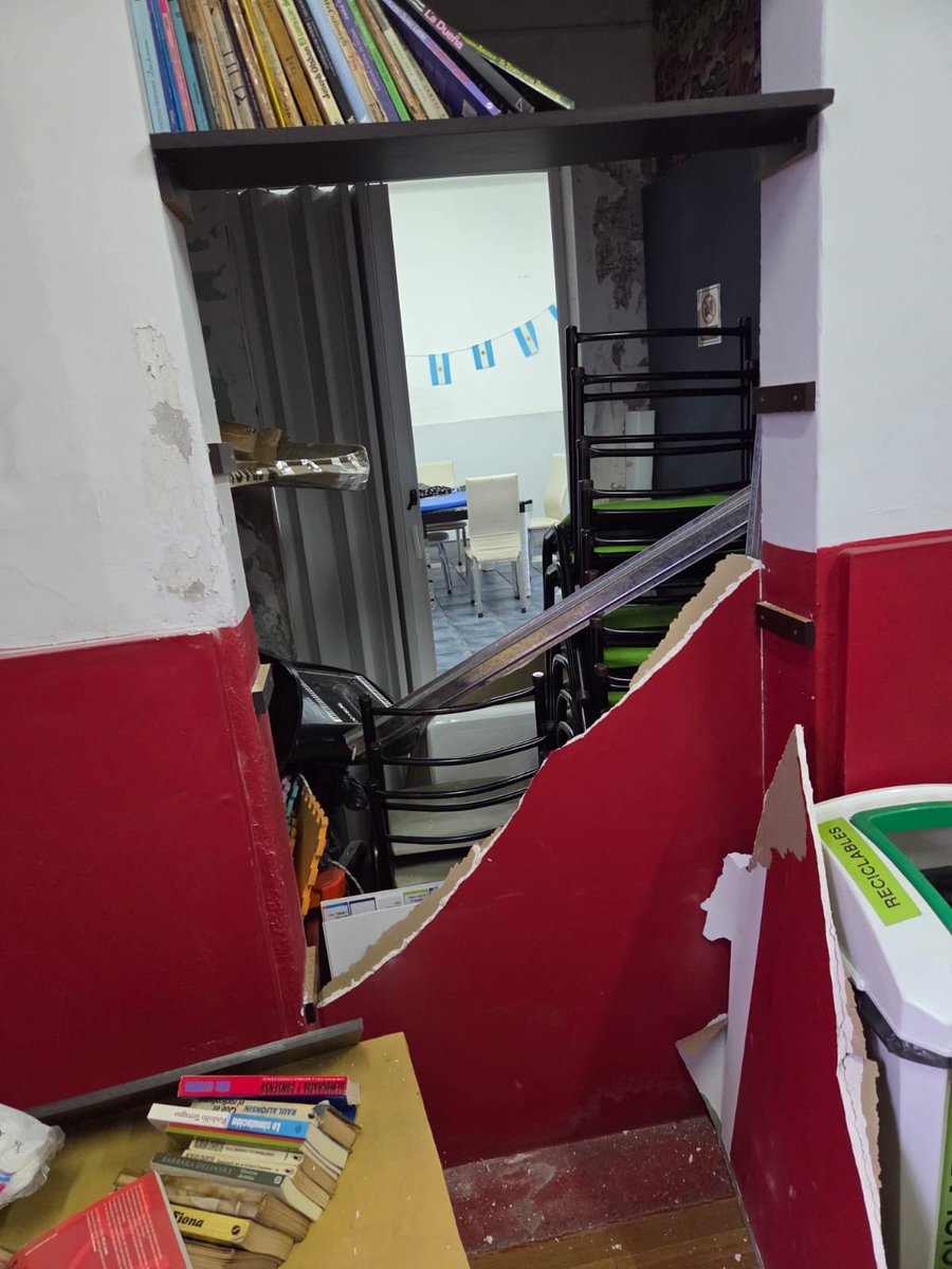UCRCapital's tweet photo. Desde la UCR expresamos preocupación ante los hechos de vandalismo sufridos en la Casa Radical de Flores. Repudiamos el ataque y reafirmamos nuestro compromiso con la convivencia democrática y el diálogo. Esperamos el pronto esclarecimiento de lo ocurrido. https://t.co/wewI6s1xJz
