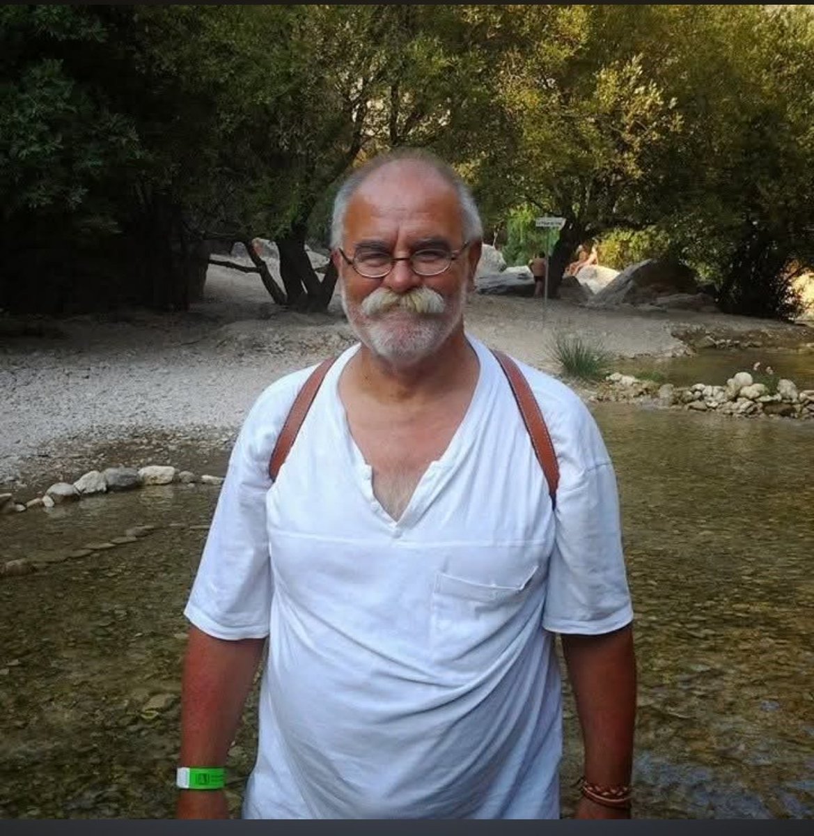 xaquindashervas's tweet photo. Ayer  Sarah SantaOlalla @SarahPerezSanta nos decía que a su padre le pegaban los grises, que era un currante y que estaba orgulloso de él.
Hoy nos entrenamos que su padre falleció en 2018 y era  abogado en Salamanca.
 https://t.co/GnRhiS28VW https://t.co/nAKbYlAgJS