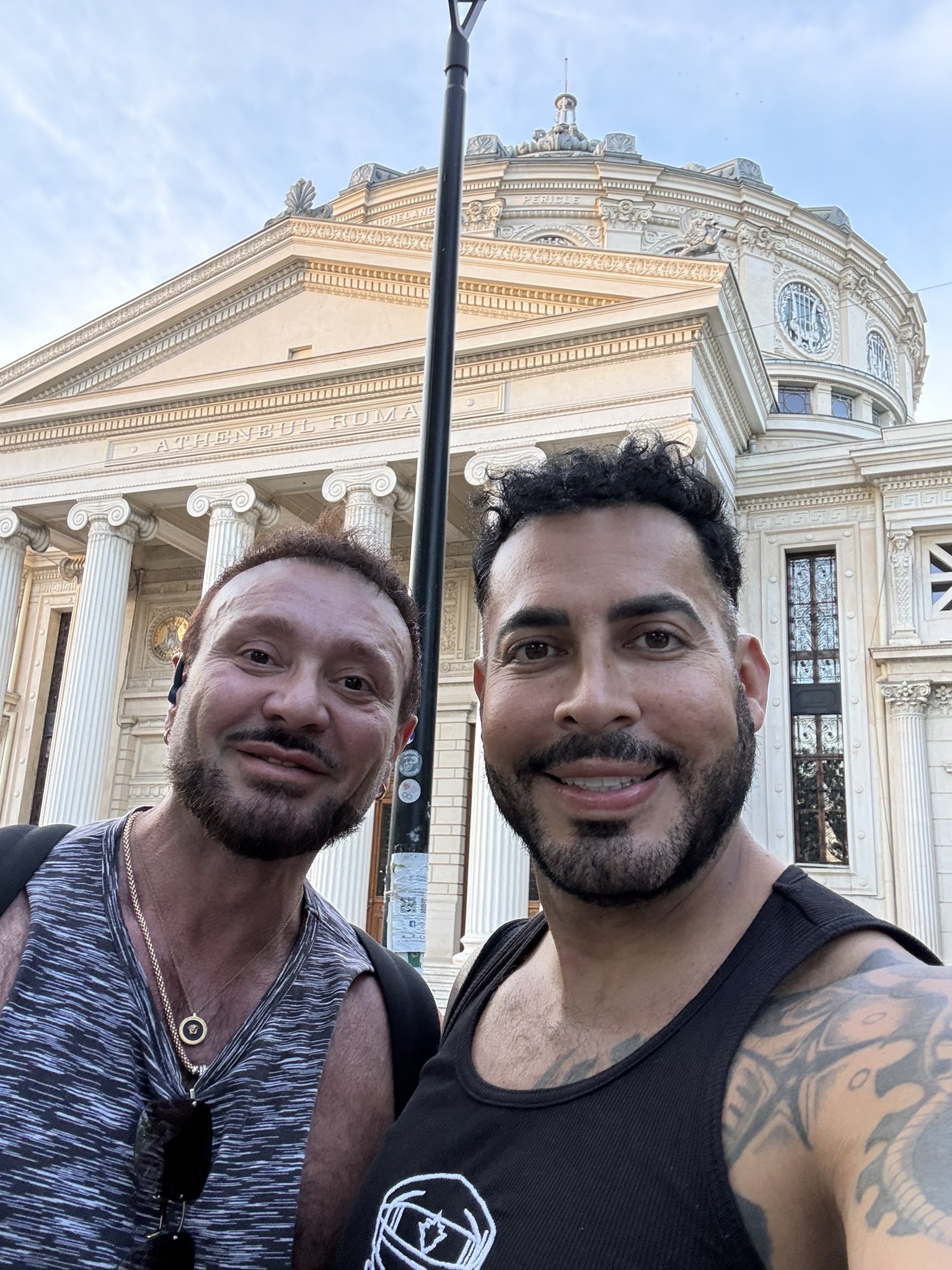 3 pic. En BUCAREST RUMANÍA 🇷🇴 with @JensRomVisser celebrando mi cumpleaños 🎁 @viktorafrica @ViktorFansFun @MexicoRoom @Viktorafrica1 @xViktorRom @viktorafrica2 @ViktorRomPeru @FranceViktor @viktorromxxx2 https://t.co/KC54V74R1z