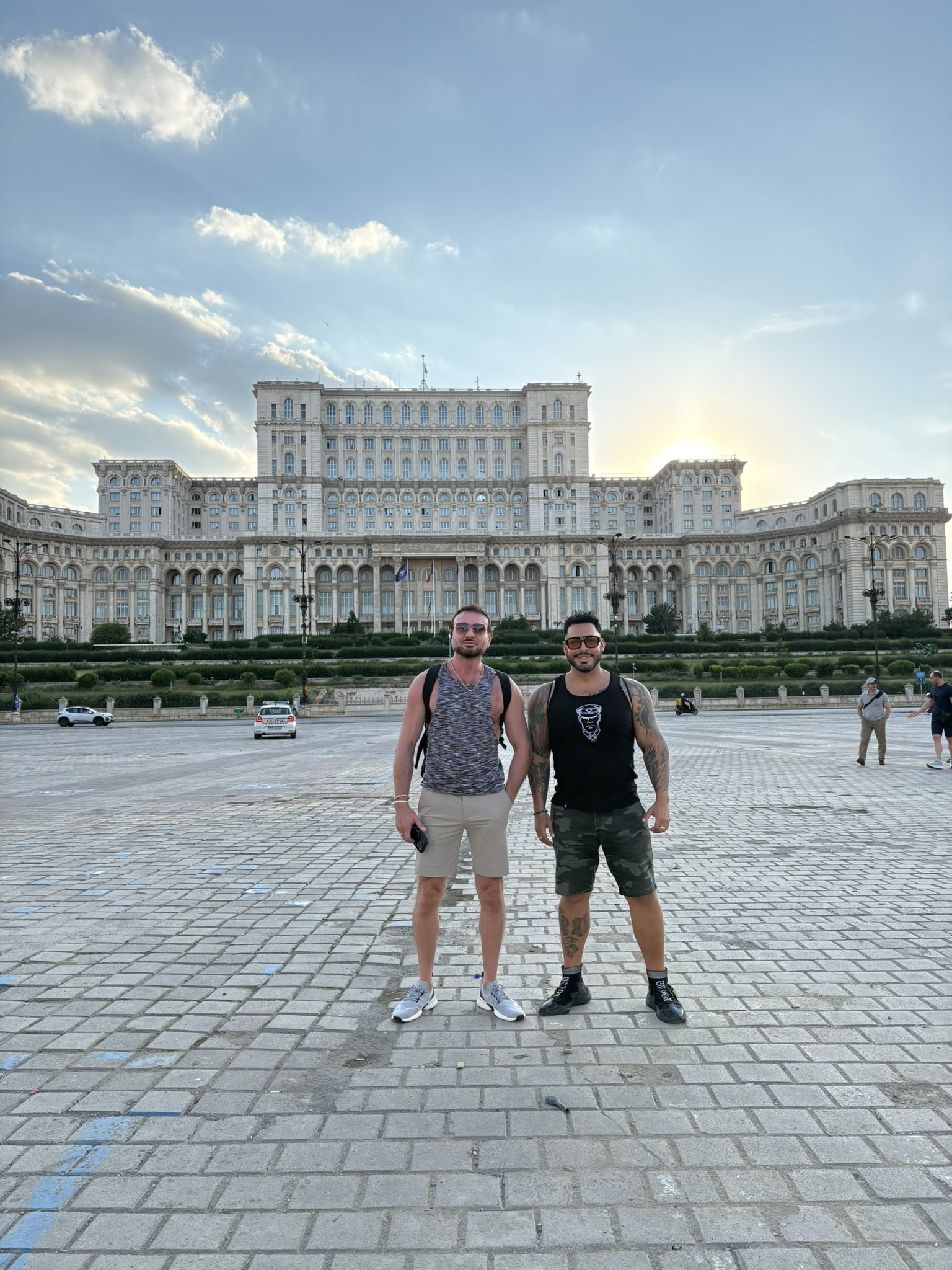 2 pic. En BUCAREST RUMANÍA 🇷🇴 with @JensRomVisser celebrando mi cumpleaños 🎁 @viktorafrica @ViktorFansFun @MexicoRoom @Viktorafrica1 @xViktorRom @viktorafrica2 @ViktorRomPeru @FranceViktor @viktorromxxx2 https://t.co/KC54V74R1z
