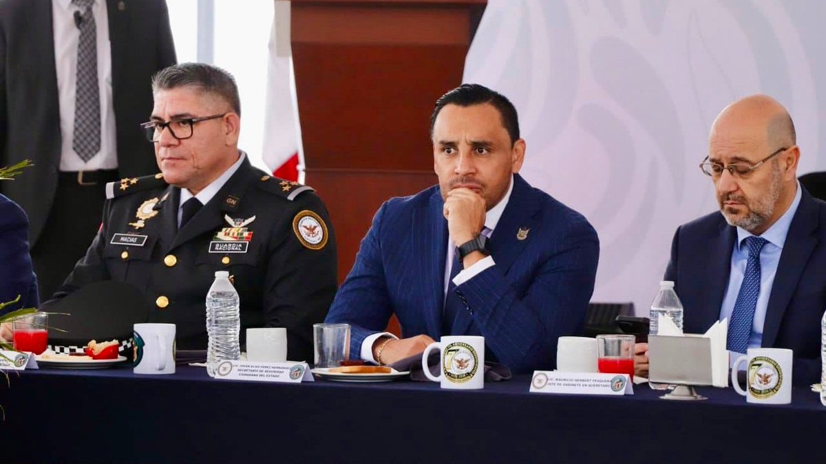 IovanPH's tweet photo. Junto al gobernador @makugo, acompañamos al coordinador estatal de la Guardia Nacional en Querétaro, Ricardo Meléndrez Cervantes, en la ceremonia conmemorativa por el 7.º aniversario de la Guardia Nacional.

Mi reconocimiento a las mujeres y los hombres que integran esta institución. En #Querétaro seguiremos fortaleciendo la coordinación entre los tres órdenes de gobierno para preservar la paz y la tranquilidad de las familias.