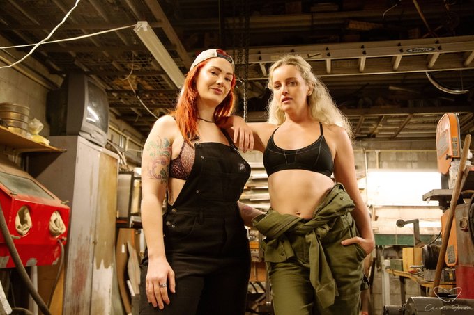 Charlie Forde 🦐🌟 - Two lesbians stand before you. We will suck you silly, then fix your carburetor (or whatever) @thesiridahl @davecandle_ https://t.co/s5R5pLLBp0