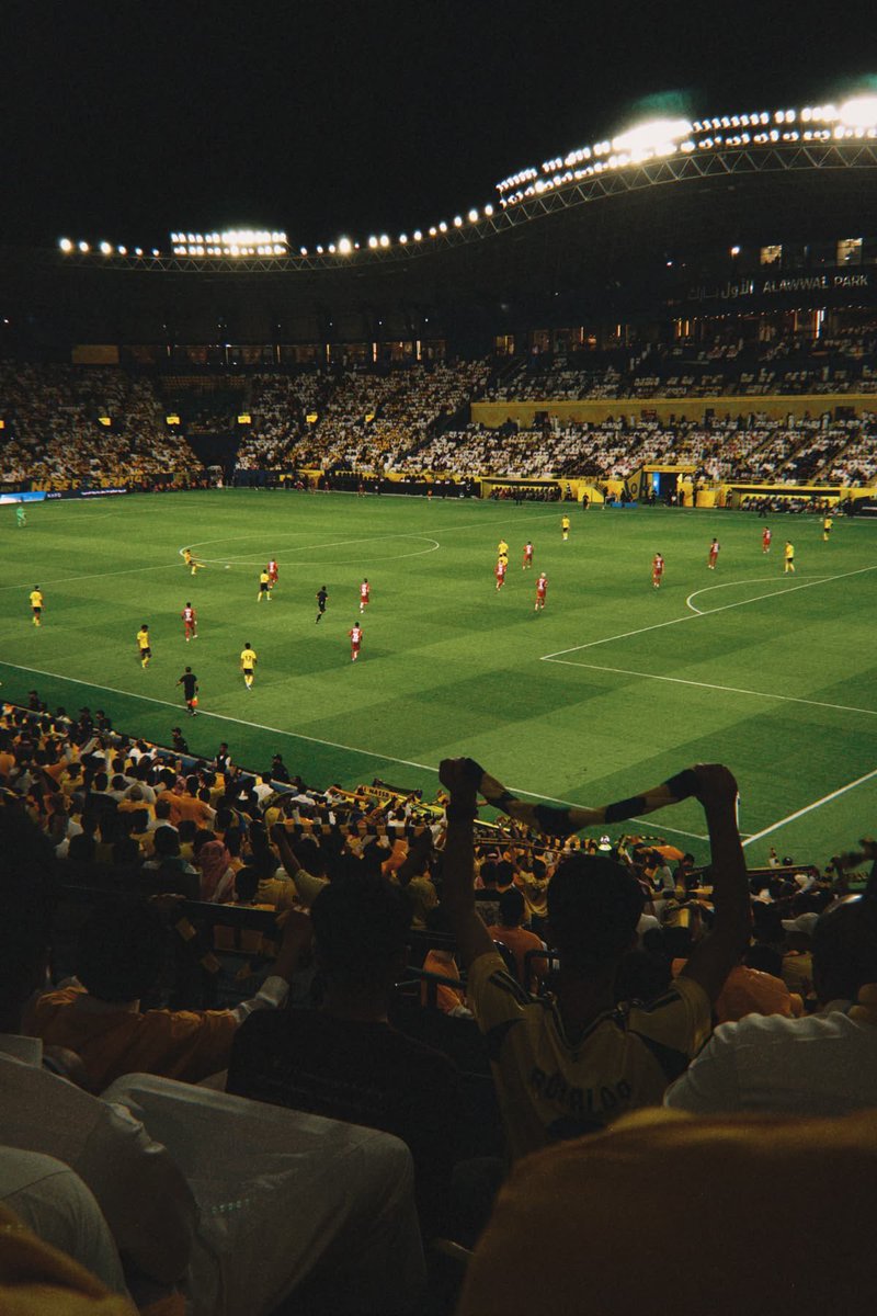 atelierdeaus's tweet photo. #jikookau name of the game

Onde Jimin e Jungkook jogam no mesmo clube da Premier League e namoram secretamente há sete anos. 

Mas o peso das mentiras, os boatos de tablóides sobre a "suposta namorada loira" de Jungkook e o silêncio do vestiario fazem Jimin chegar ao seu limite https://t.co/tuT19bTbvw