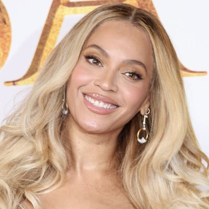 CELIAYONCE's tweet photo. Bey in 2008                           Bey in 2024

16 years apart. https://t.co/OgNxw6v1Fi