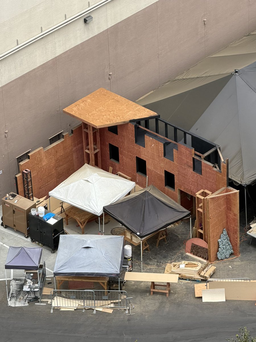 UniversalDoves's tweet photo. Black paint being added and light theming to the facade next to mummy. #horrornights #hhn #universalstudios https://t.co/9HNxlewZPN