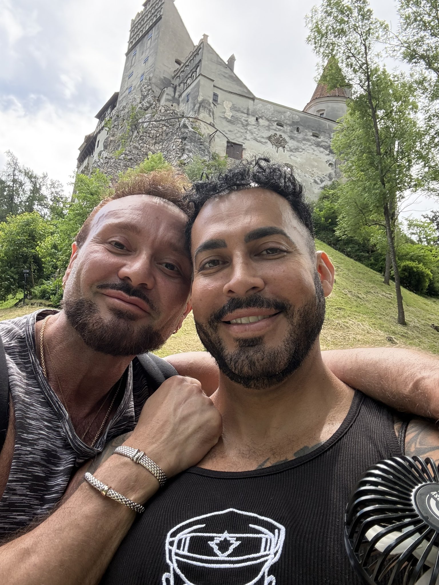 2 pic. En BUCAREST RUMANÍA 🇷🇴 with @JensRomVisser celebrando mi cumpleaños 🎁 en Transilvania @viktorafrica @ViktorFansFun @MexicoRoom @Viktorafrica1 @xViktorRom @viktorafrica2 @ViktorRomPeru @FranceViktor @viktorromxxx2 https://t.co/jCnbsu1Rci