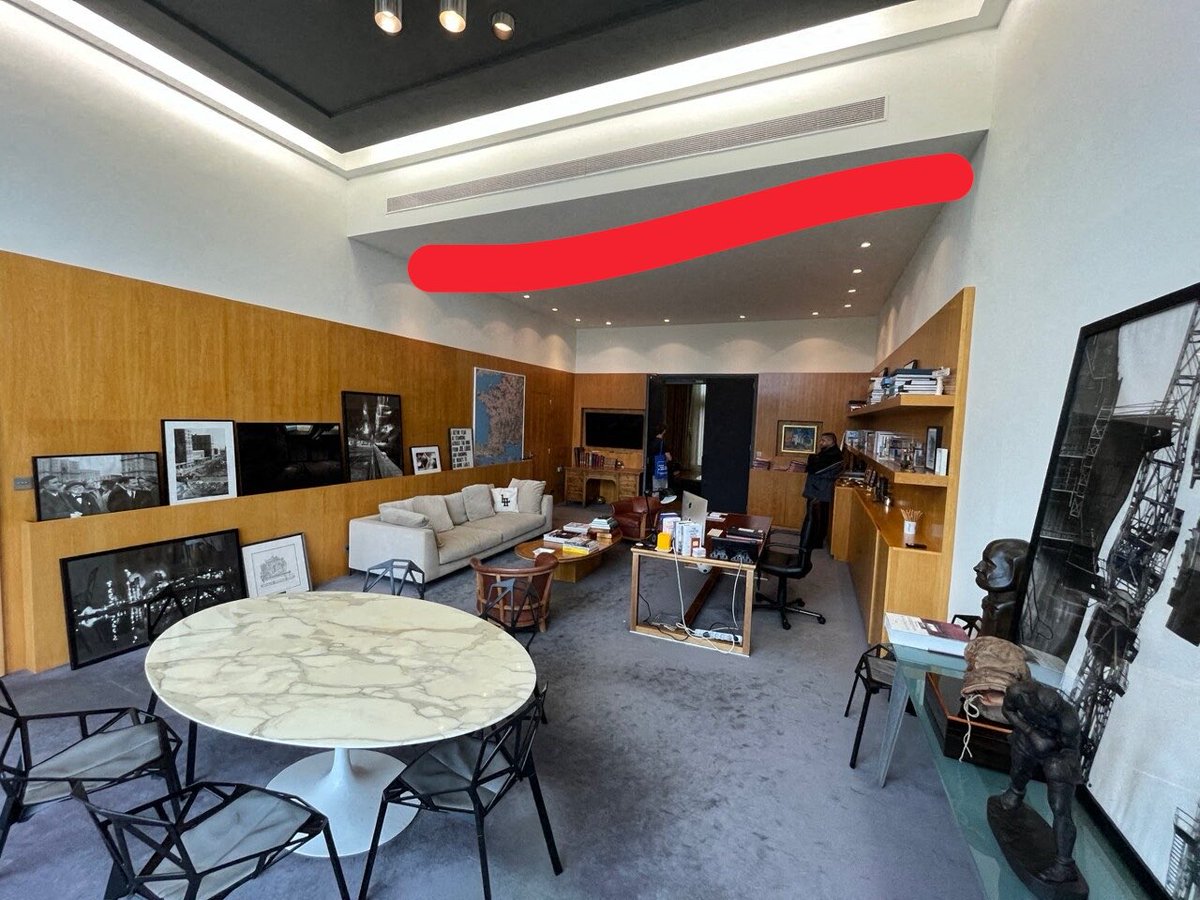french_report78's tweet photo. 🔴🌡️ INSOLITE | Au Havre, Édouard Philippe refuse une proposition visant à climatiser les écoles, hôpitaux et maisons de retraite de la ville lors du conseil municipal d’hier (@Frontieresmedia).

Le réel : dans son confortable bureau de l’Hôtel de Ville, on distingue de larges grilles de soufflage/traitement d’air intégrées au plafond et des modules clim extérieurs.

« Et ça passe ! »