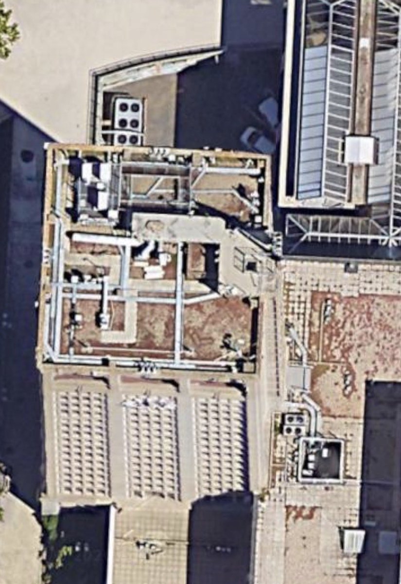 french_report78's tweet photo. 🔴🌡️ INSOLITE | Au Havre, Édouard Philippe refuse une proposition visant à climatiser les écoles, hôpitaux et maisons de retraite de la ville lors du conseil municipal d’hier (@Frontieresmedia).

Le réel : dans son confortable bureau de l’Hôtel de Ville, on distingue de larges grilles de soufflage/traitement d’air intégrées au plafond et des modules clim extérieurs.

« Et ça passe ! »