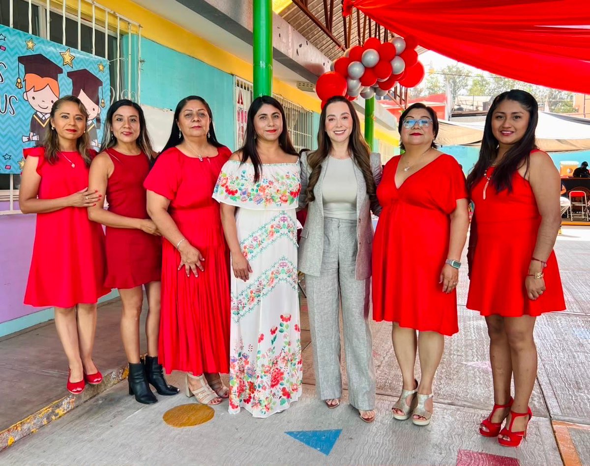 BetySantos_'s tweet photo. Esta mañana con gusto acudí al Jardín de Niños "Rosendo Pérez García" para la ceremonia de graduación de las y los niños que hoy concluyen la 1era etapa educativa e ingresarán a la primaria. Fue un gusto y honor ser su madrina de generación. Espero les guste el pequeño obsequio. https://t.co/CbyA9nZQEm