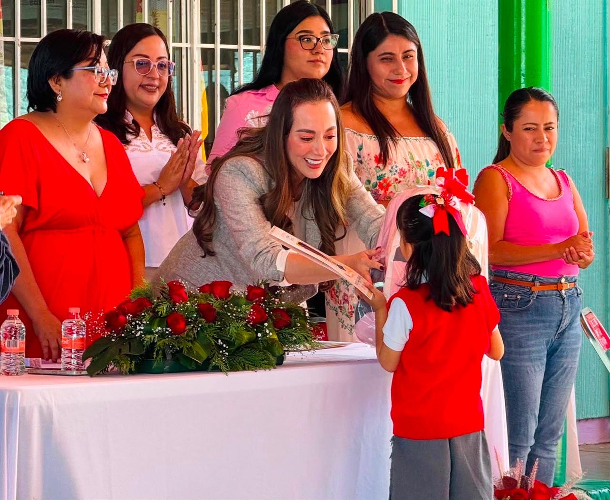 BetySantos_'s tweet photo. Esta mañana con gusto acudí al Jardín de Niños "Rosendo Pérez García" para la ceremonia de graduación de las y los niños que hoy concluyen la 1era etapa educativa e ingresarán a la primaria. Fue un gusto y honor ser su madrina de generación. Espero les guste el pequeño obsequio. https://t.co/CbyA9nZQEm