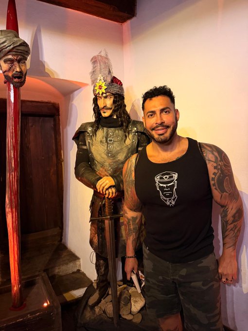 Viktor Rom Venus - 4 pic. En BUCAREST RUMANÍA 🇷🇴 with @JensRomVisser celebrando mi cumpleaños 🎁 en Transilvania @viktorafrica @ViktorFansFun @MexicoRoom @Viktorafrica1 @xViktorRom @viktorafrica2 @ViktorRomPeru @FranceViktor @viktorromxxx2 https://t.co/6pzrOzE76s