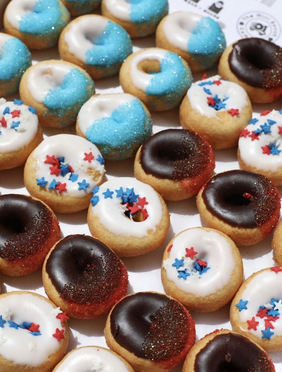 GetMiniDonuts's tweet photo. 🎆 BE THE HERO OF YOUR 4TH OF JULY CELEBRATION 🍩 

Fresh donuts in red, white &amp; blue - glitter, sprinkles, and stars-and-stripes flair included. Perfect for any patriotic party, backyard BBQ, or office gathering! 

Available now through Sunday, July 5th for pickup or delivery 🇺🇸 https://t.co/CMzYXicqVs