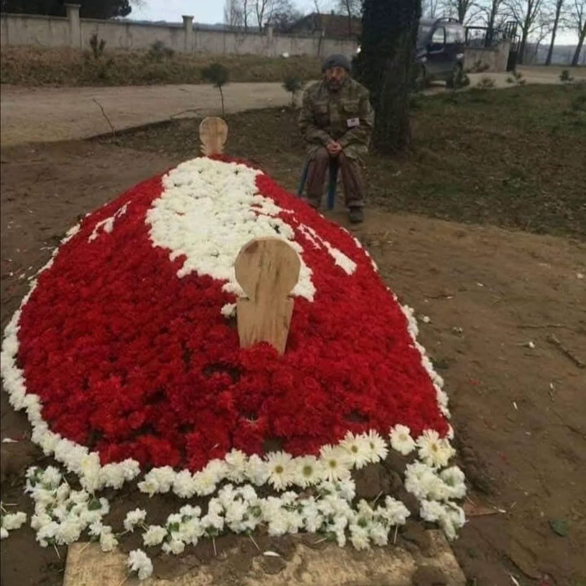 umuttgunerr's tweet photo. Oğlunun üniforması ile mezarının başında bekleyen şehit babası https://t.co/iZmVovwOl2