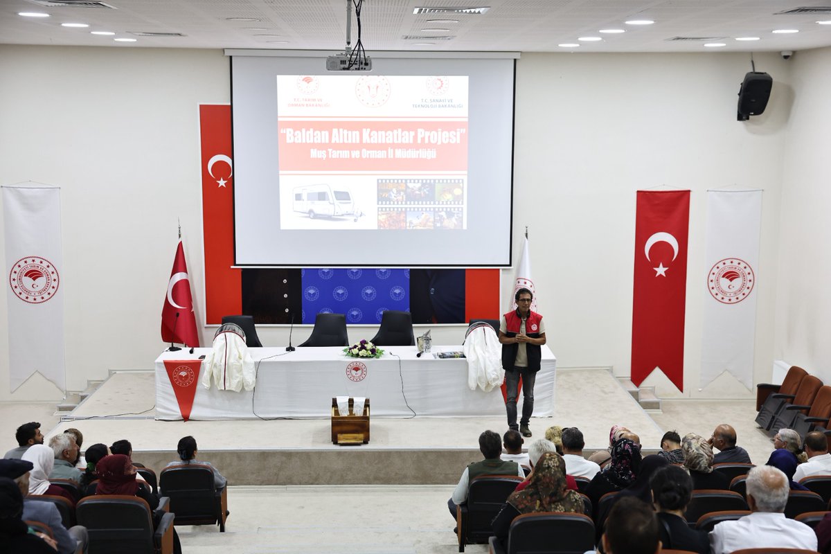 mustarimorman's tweet photo. "Baldan Altın Kanatlar Projesi" ile üreticilerimizin yanındayız! 🐝🍯

Hayvan Sağlığı, Yetiştiriciliği ve Su Ürünleri Şube Müdürlüğümüz uzman personelince verilen arıcılık eğitimlerine katılan  100 kadın üreticimize arılı kovan 🪹🐝 ve ekipman, 20 gezginci arıcımıza ise tam donanımlı karavanlarını teslim ettik. 🚚

@TCTarim @ibrahimyumakli 
@TCMusValiligi @Ncttngnc