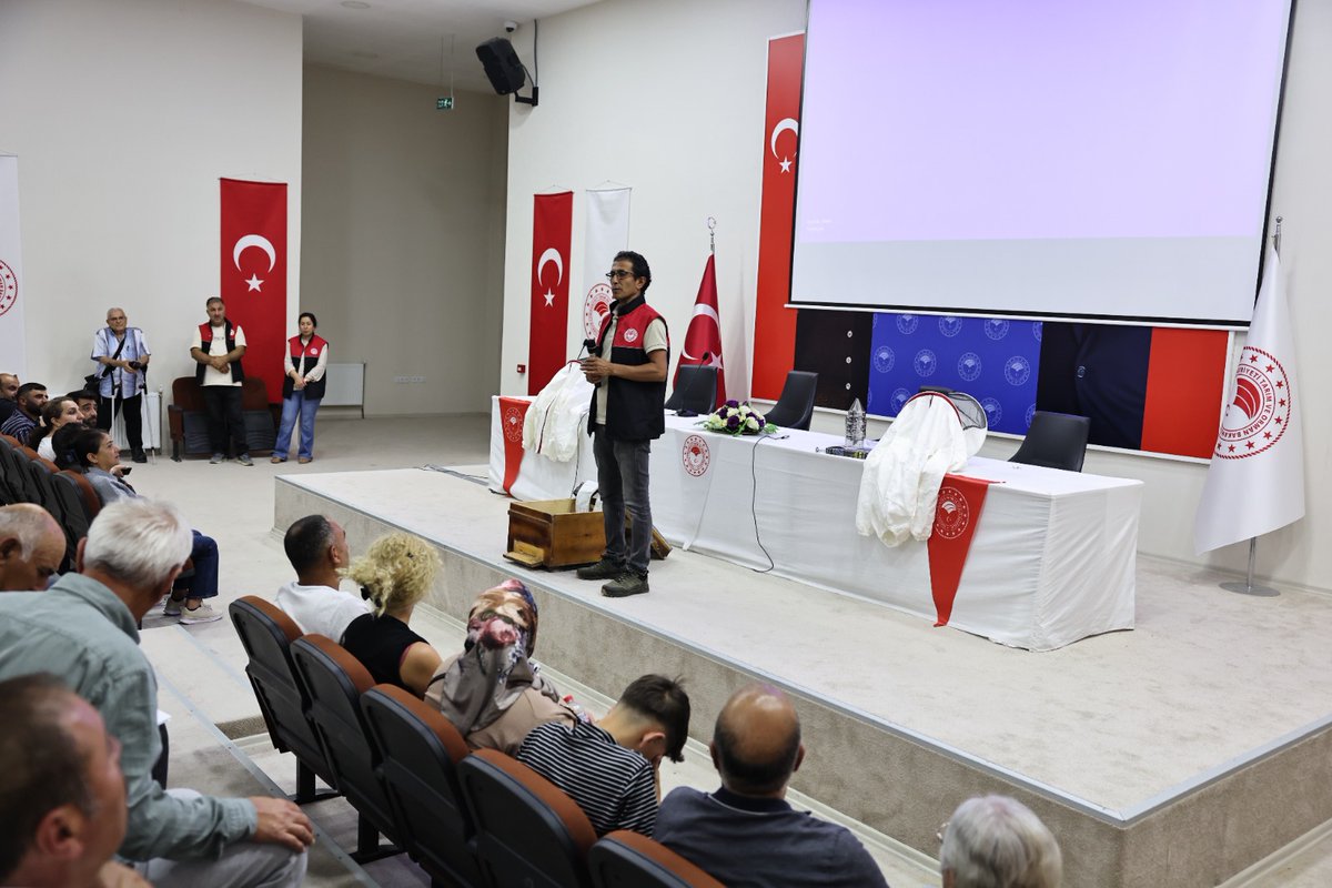 mustarimorman's tweet photo. "Baldan Altın Kanatlar Projesi" ile üreticilerimizin yanındayız! 🐝🍯

Hayvan Sağlığı, Yetiştiriciliği ve Su Ürünleri Şube Müdürlüğümüz uzman personelince verilen arıcılık eğitimlerine katılan  100 kadın üreticimize arılı kovan 🪹🐝 ve ekipman, 20 gezginci arıcımıza ise tam donanımlı karavanlarını teslim ettik. 🚚

@TCTarim @ibrahimyumakli 
@TCMusValiligi @Ncttngnc