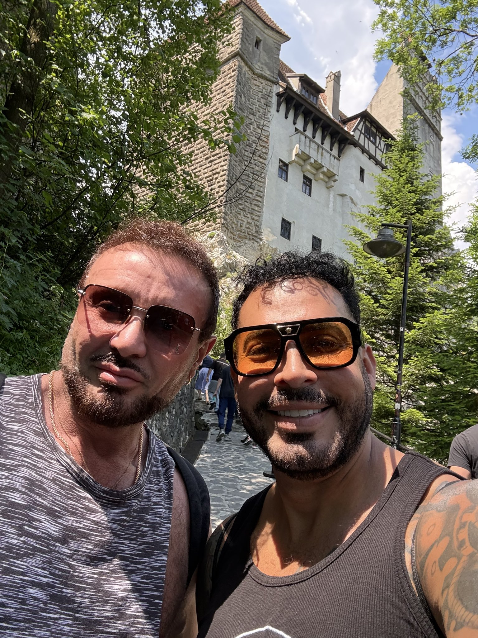 1 pic. En BUCAREST RUMANÍA 🇷🇴 with @JensRomVisser celebrando mi cumpleaños 🎁 en Transilvania @viktorafrica @ViktorFansFun @MexicoRoom @Viktorafrica1 @xViktorRom @viktorafrica2 @ViktorRomPeru @FranceViktor @viktorromxxx2 https://t.co/87AAndwJCF