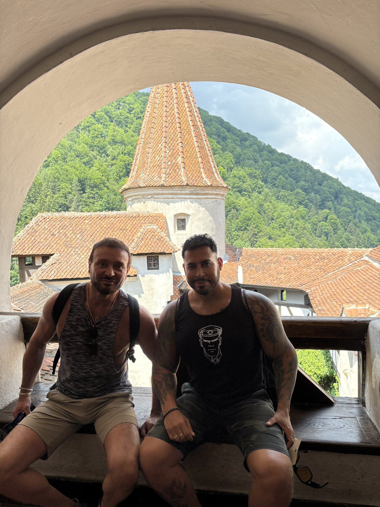 4 pic. En BUCAREST RUMANÍA 🇷🇴 with @JensRomVisser celebrando mi cumpleaños 🎁 en Transilvania @viktorafrica @ViktorFansFun @MexicoRoom @Viktorafrica1 @xViktorRom @viktorafrica2 @ViktorRomPeru @FranceViktor @viktorromxxx2 https://t.co/87AAndwJCF