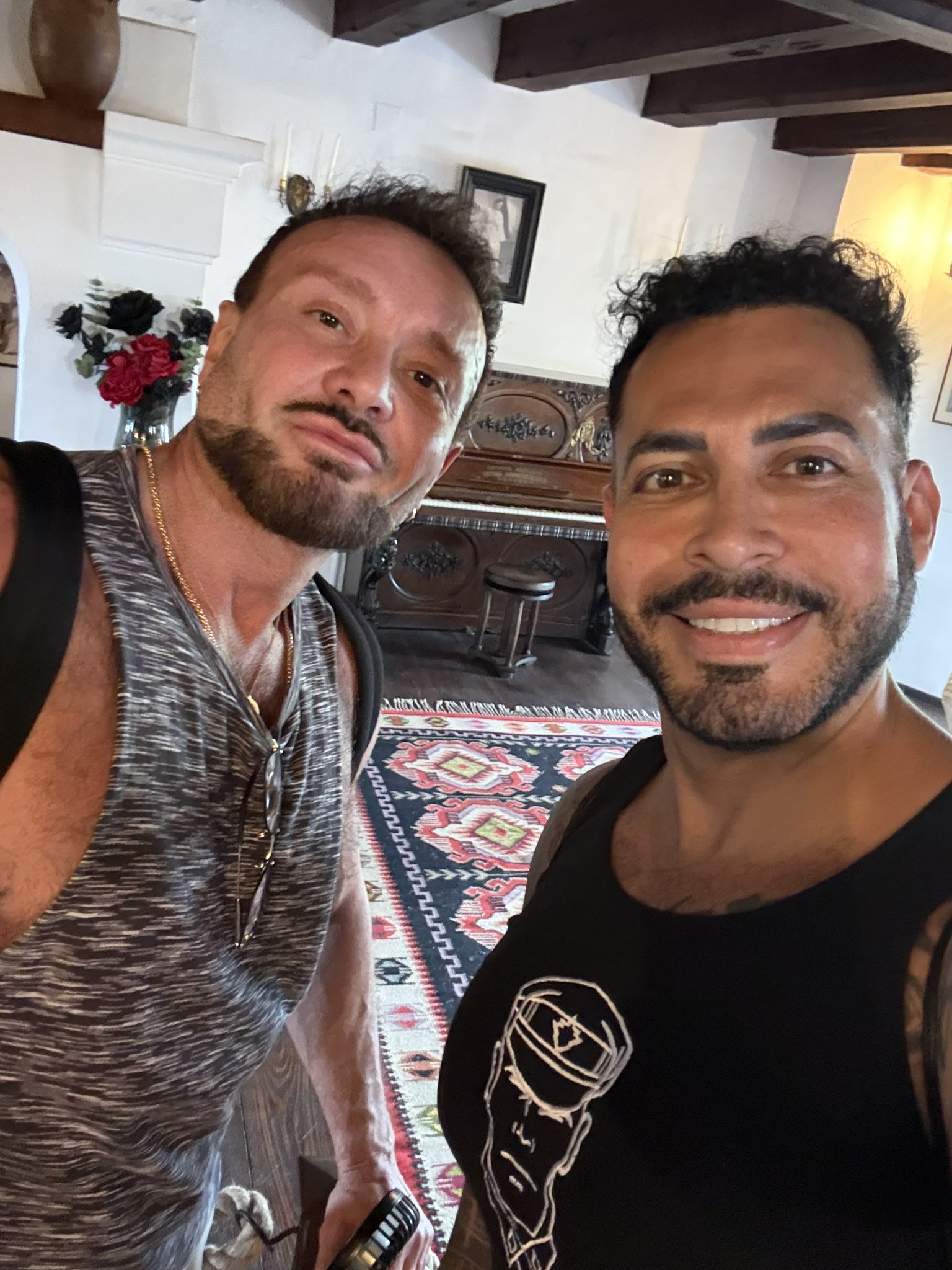 3 pic. En BUCAREST RUMANÍA 🇷🇴 with @JensRomVisser celebrando mi cumpleaños 🎁 en Transilvania @viktorafrica @ViktorFansFun @MexicoRoom @Viktorafrica1 @xViktorRom @viktorafrica2 @ViktorRomPeru @FranceViktor @viktorromxxx2 https://t.co/87AAndwJCF